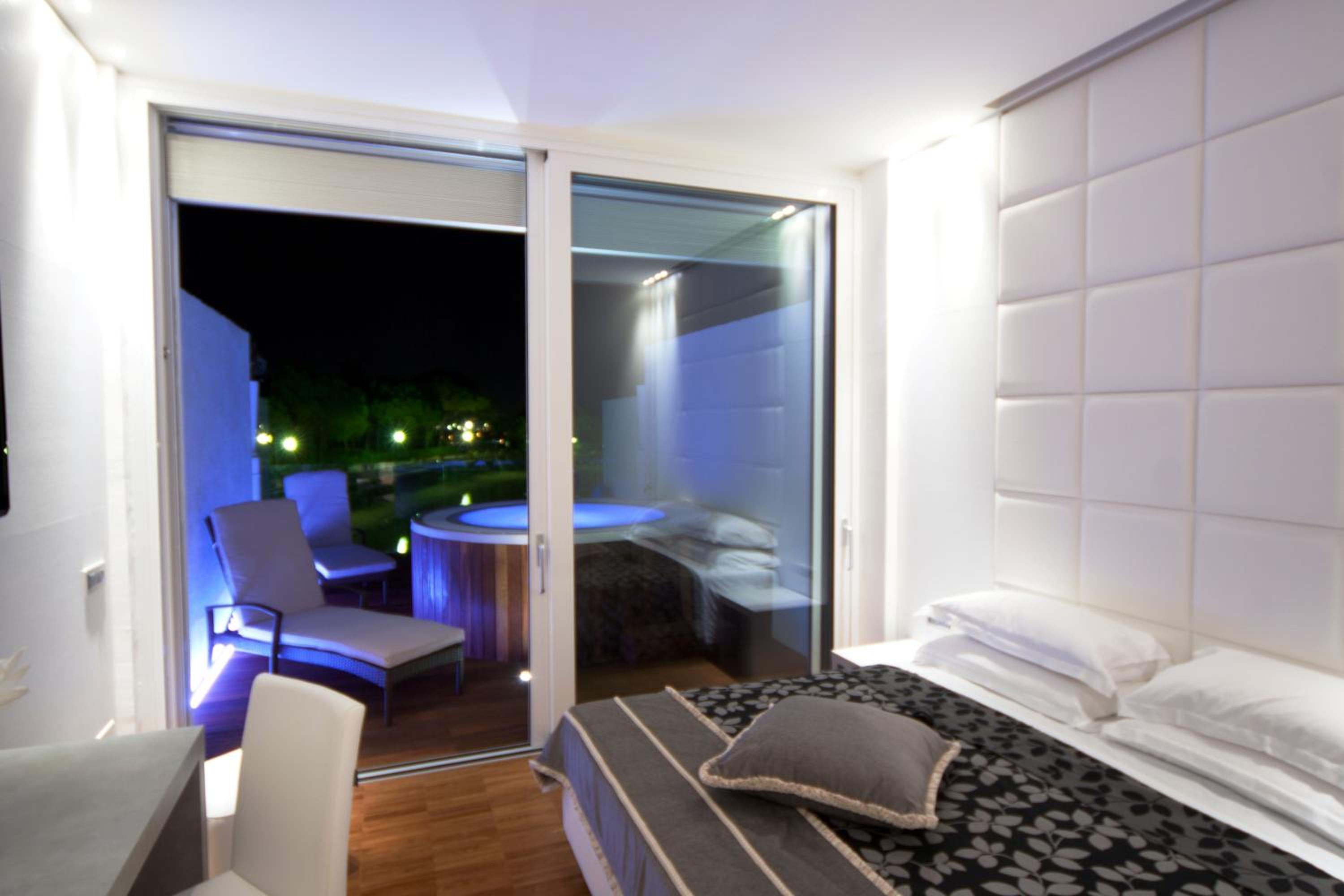 Suite with Hot Tub - Photo 5