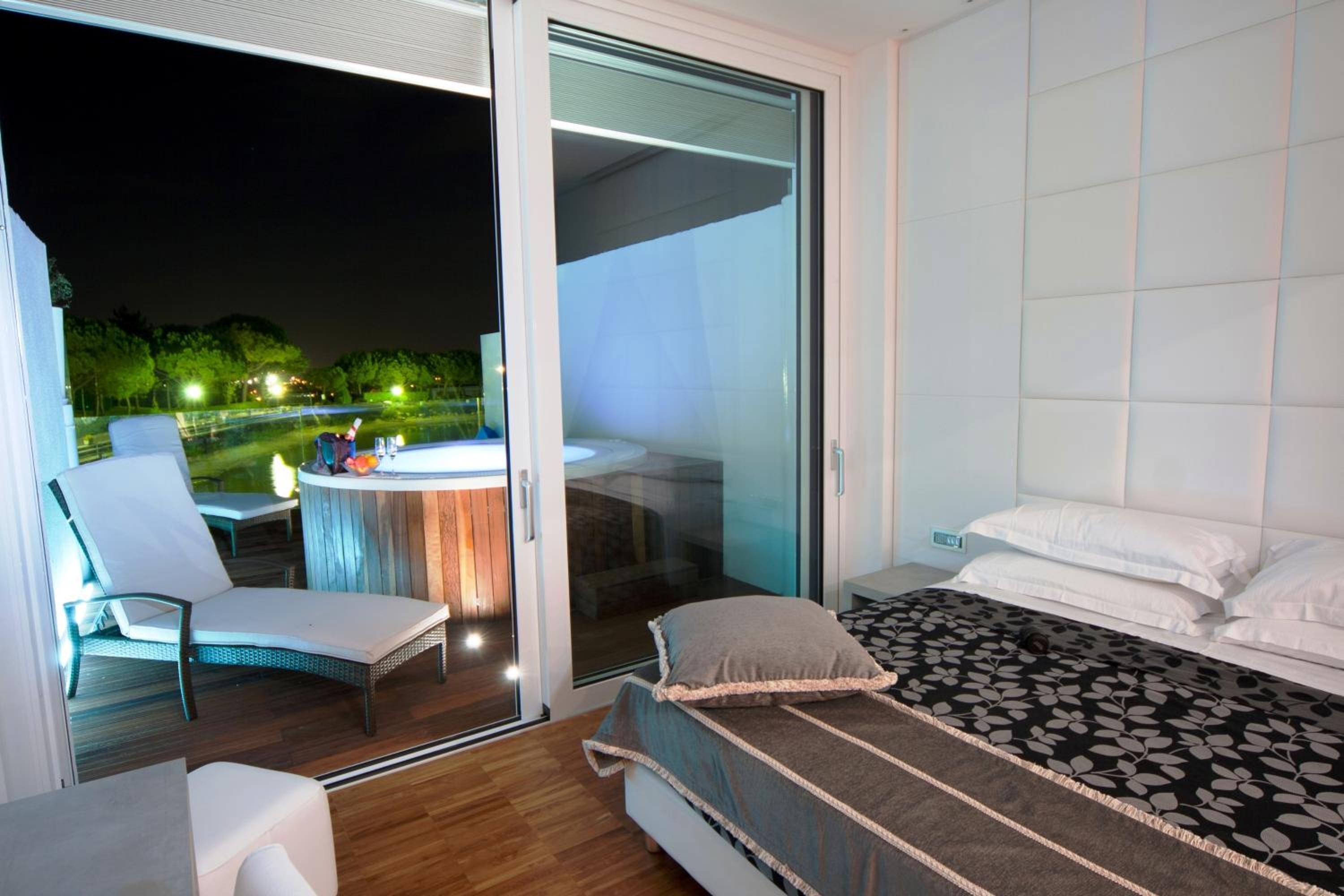 Suite with Hot Tub - Photo 27