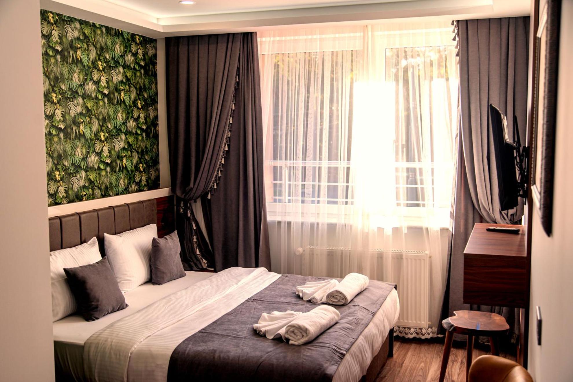 Double or Twin Room with Bathroom - Photo 1