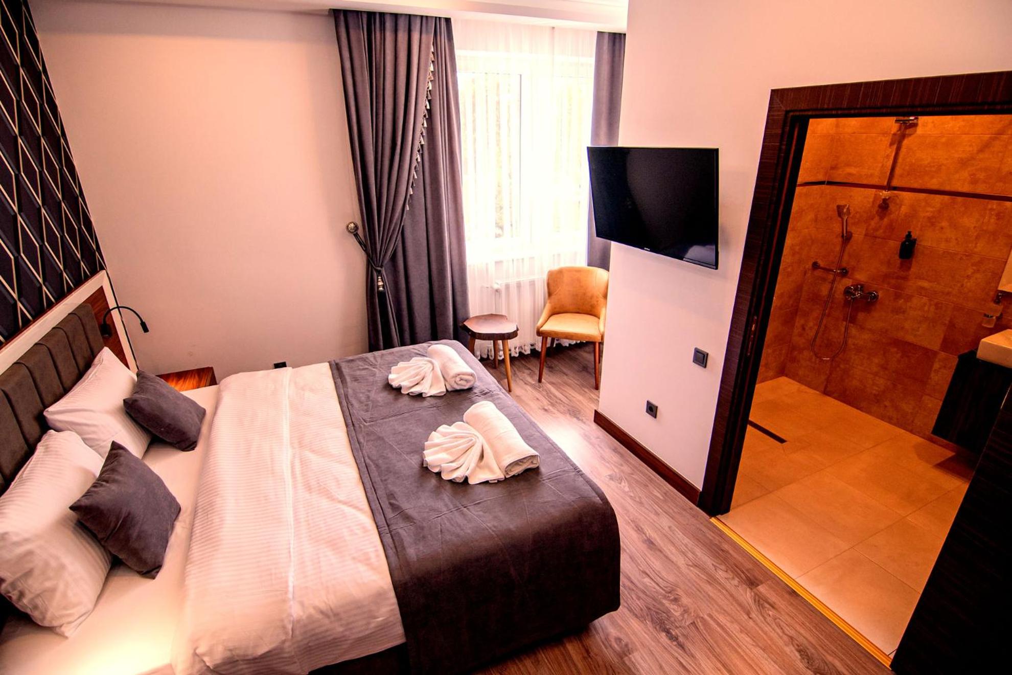 Double or Twin Room with Bathroom - Photo 3