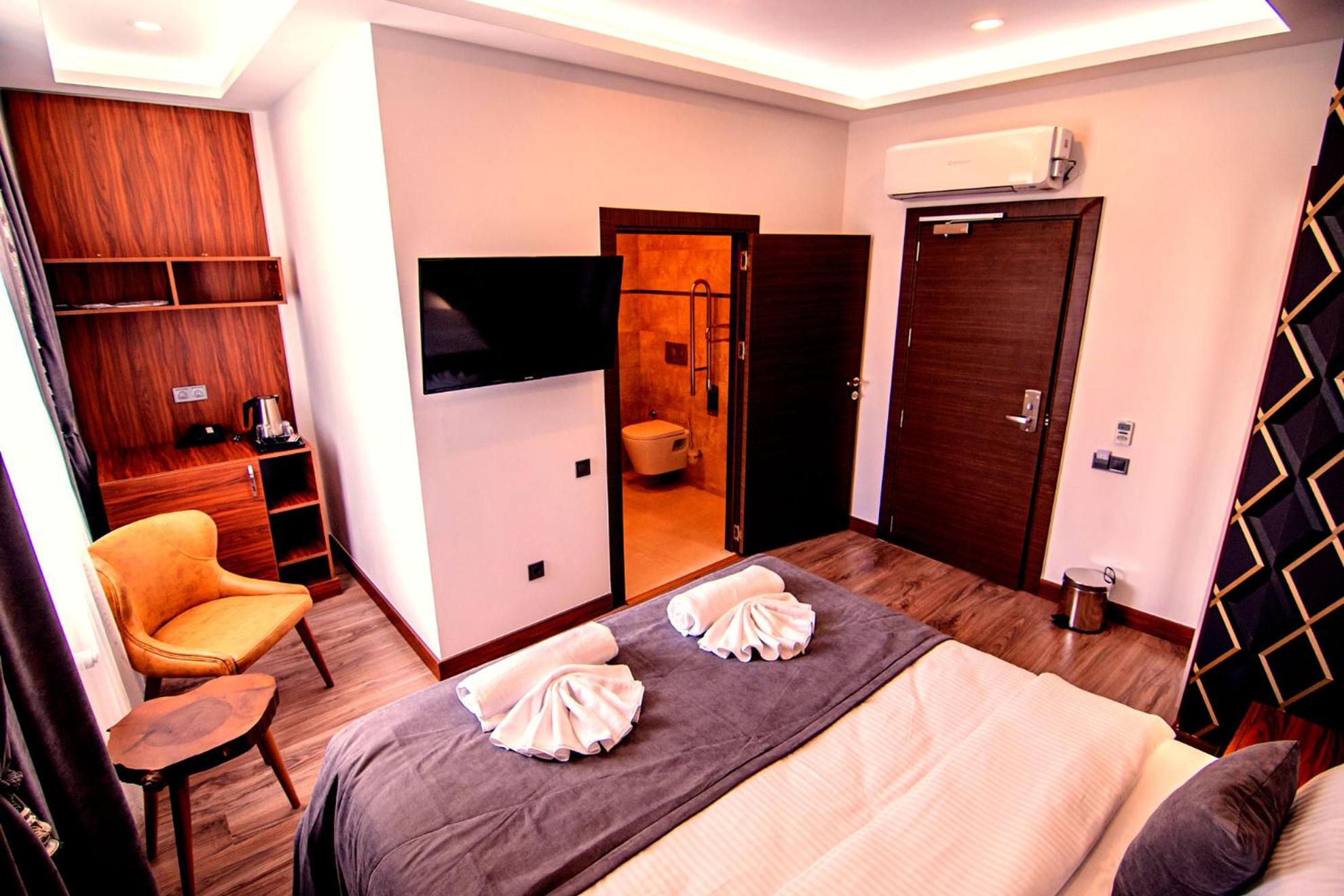 Double or Twin Room with Bathroom - Photo 6