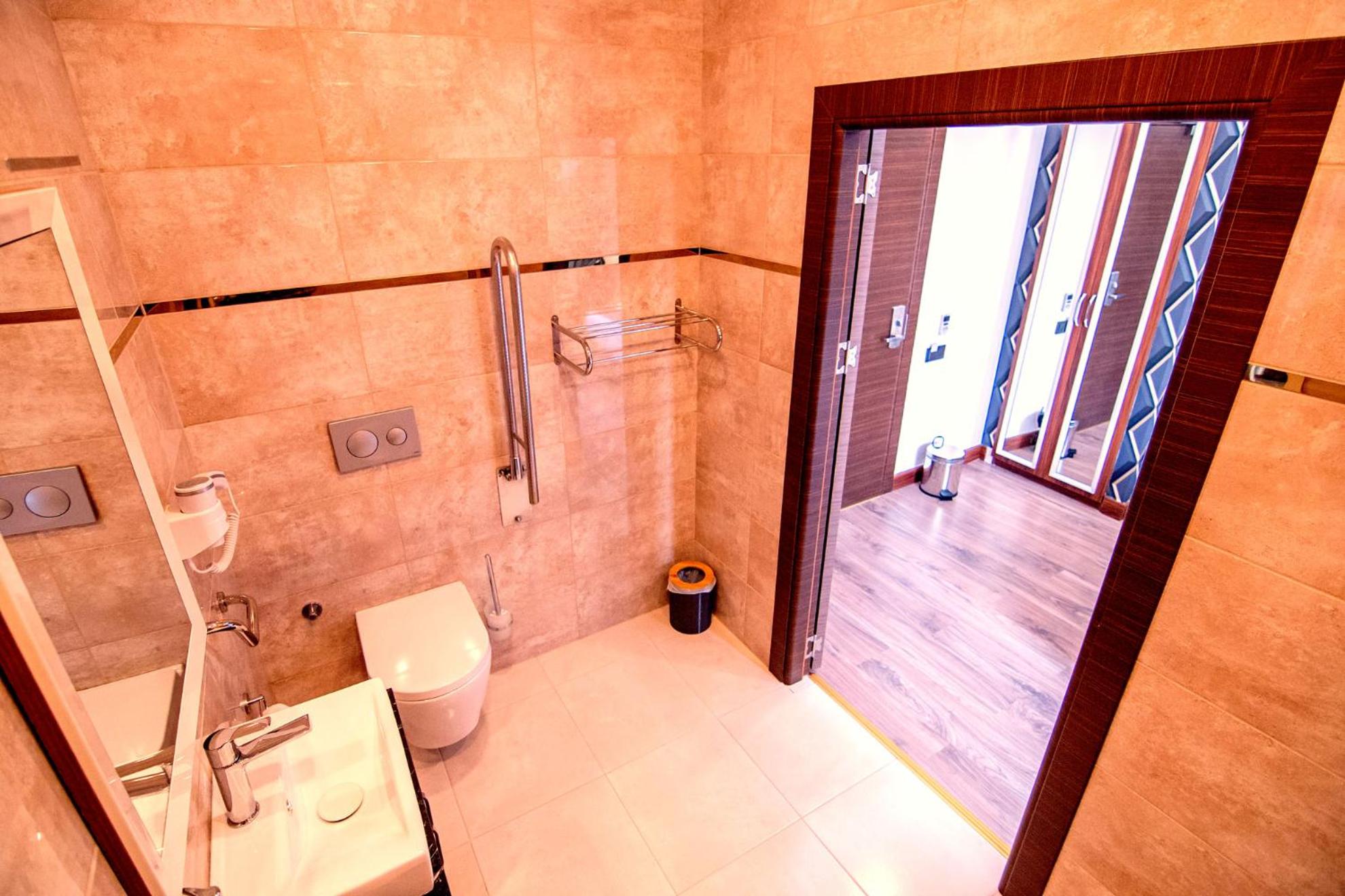 Double or Twin Room with Bathroom - Photo 2