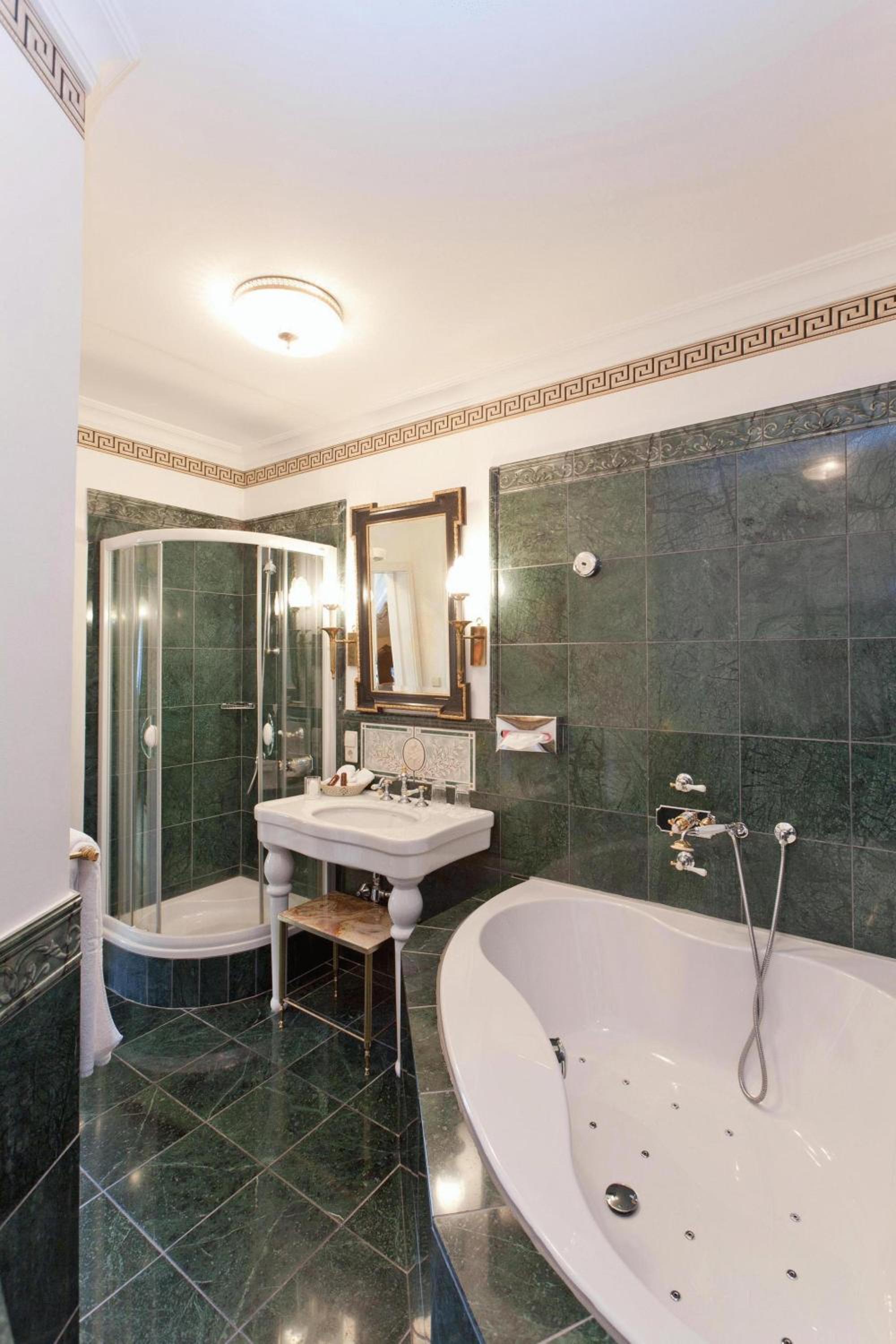 Deluxe Room - Photo 15