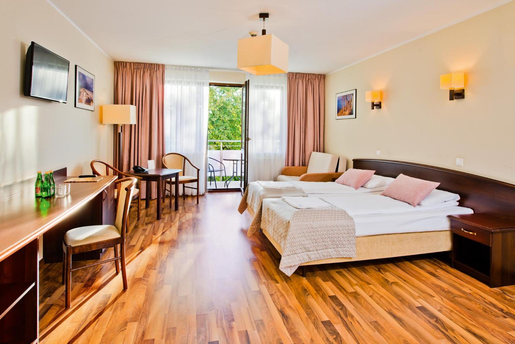 Twin Room with Extra Bed photo 1