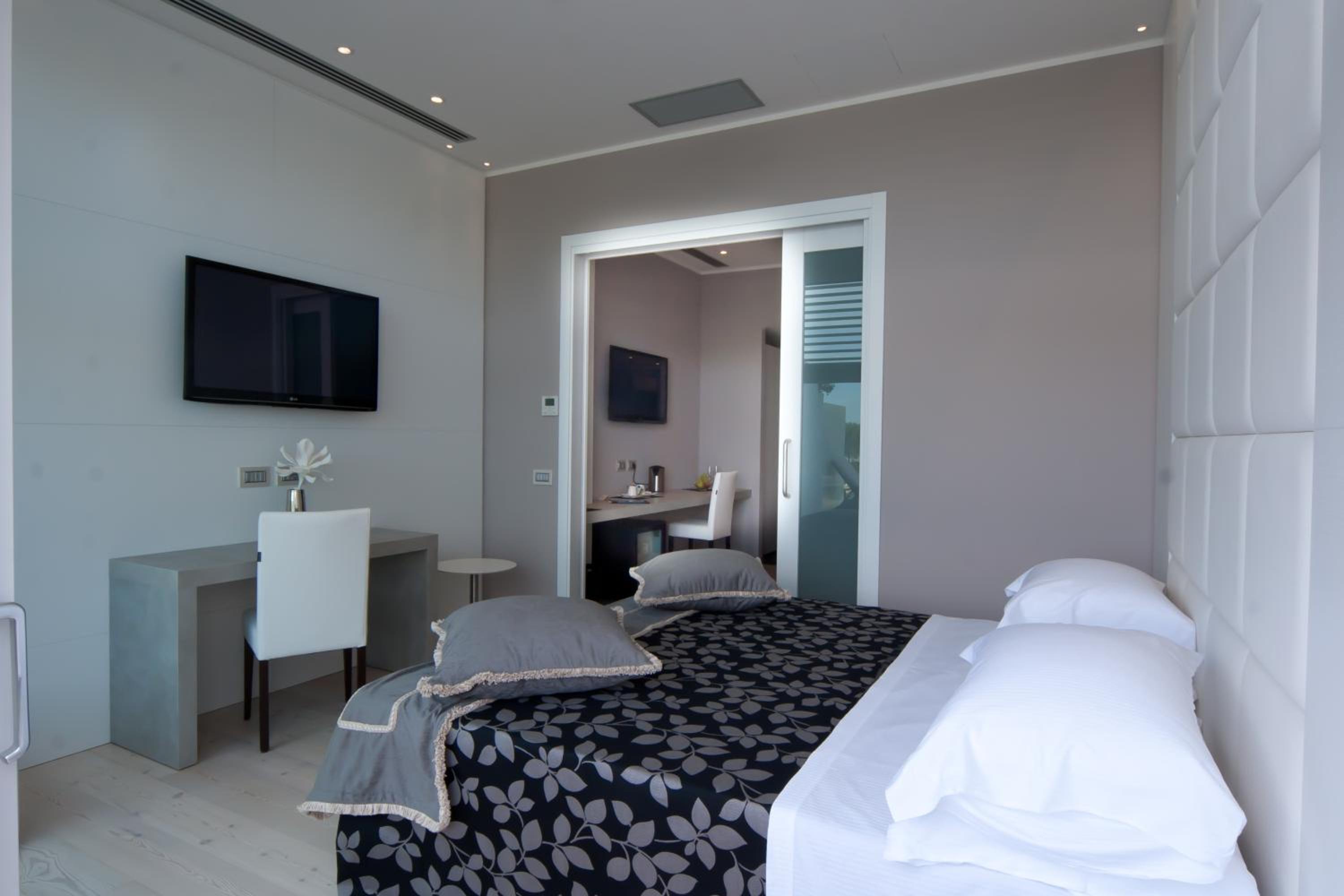 Suite with Hot Tub - Photo 15