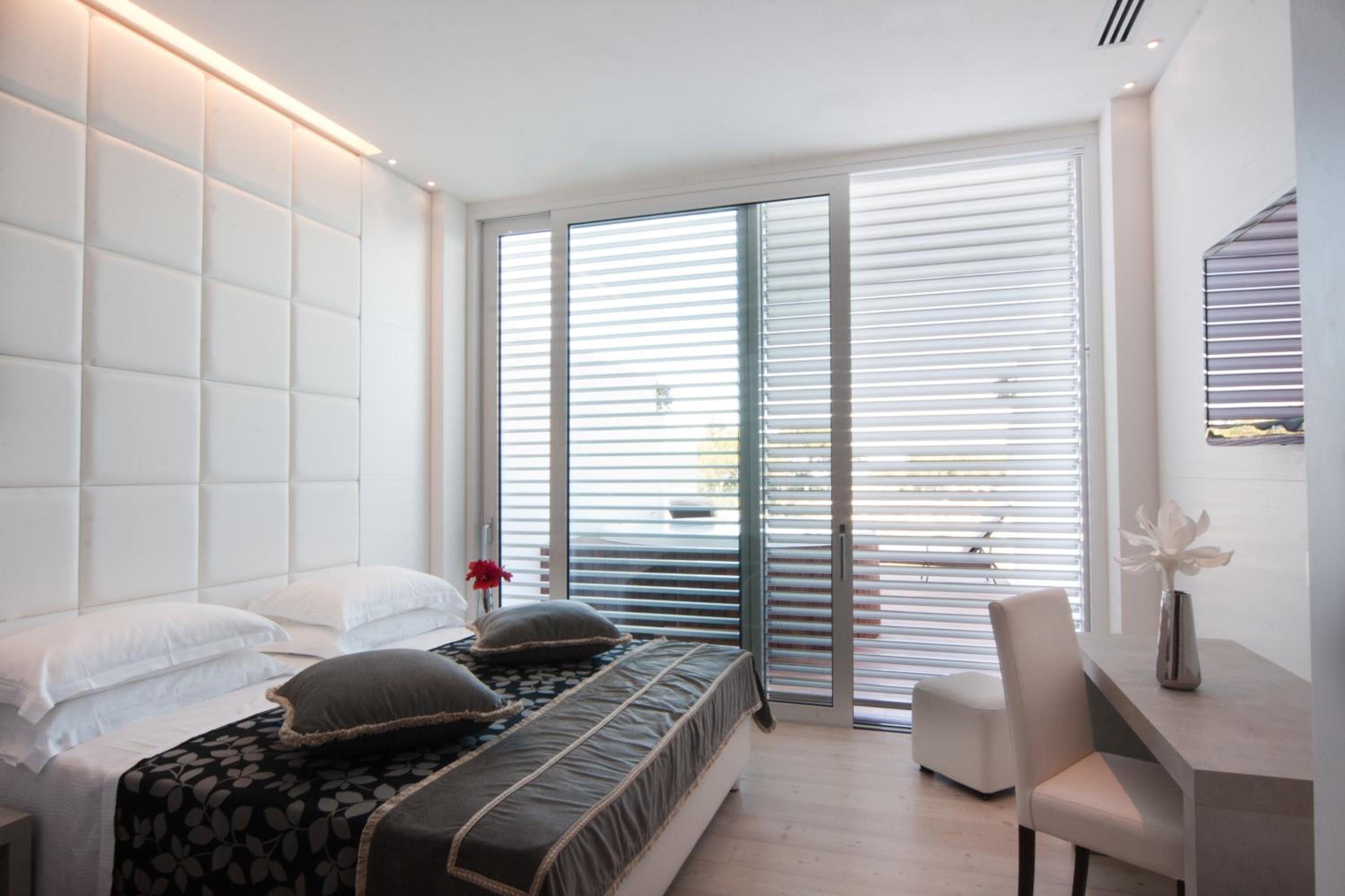 Suite with Hot Tub - Photo 10