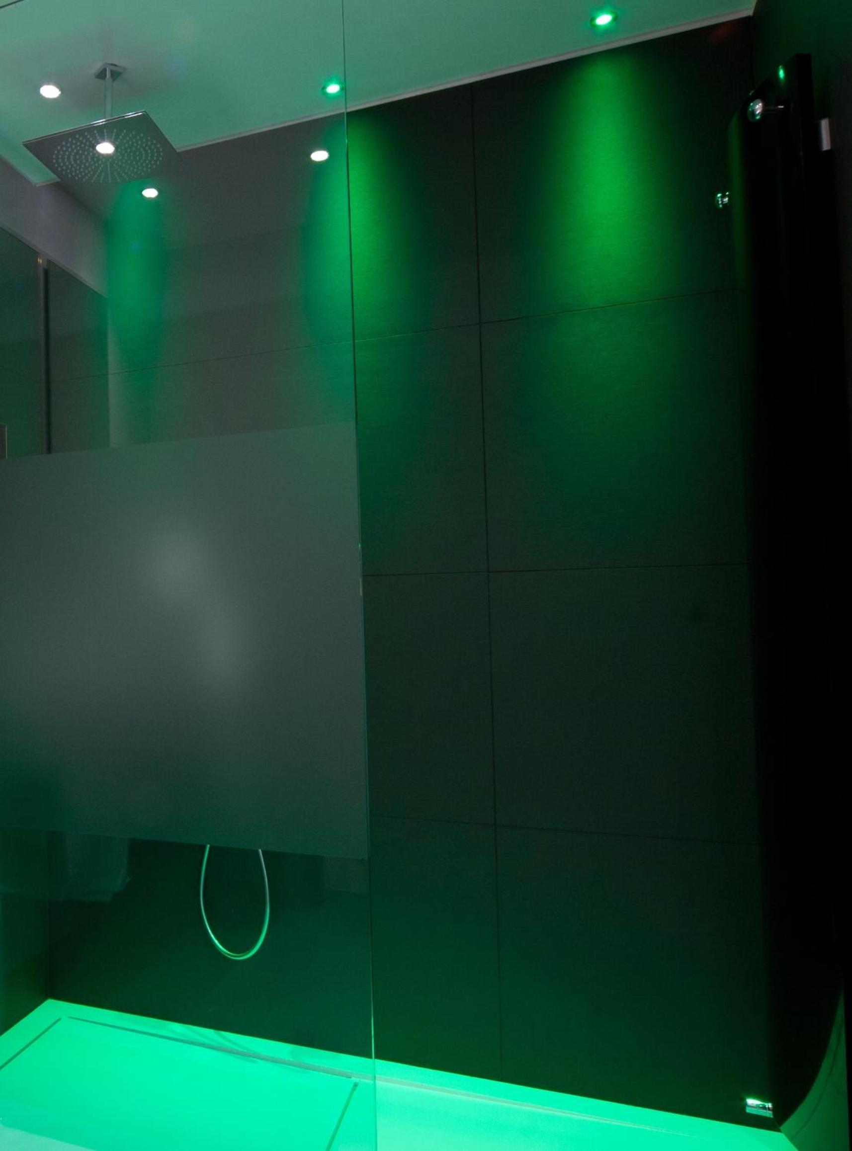 Suite with Hot Tub - Photo 25