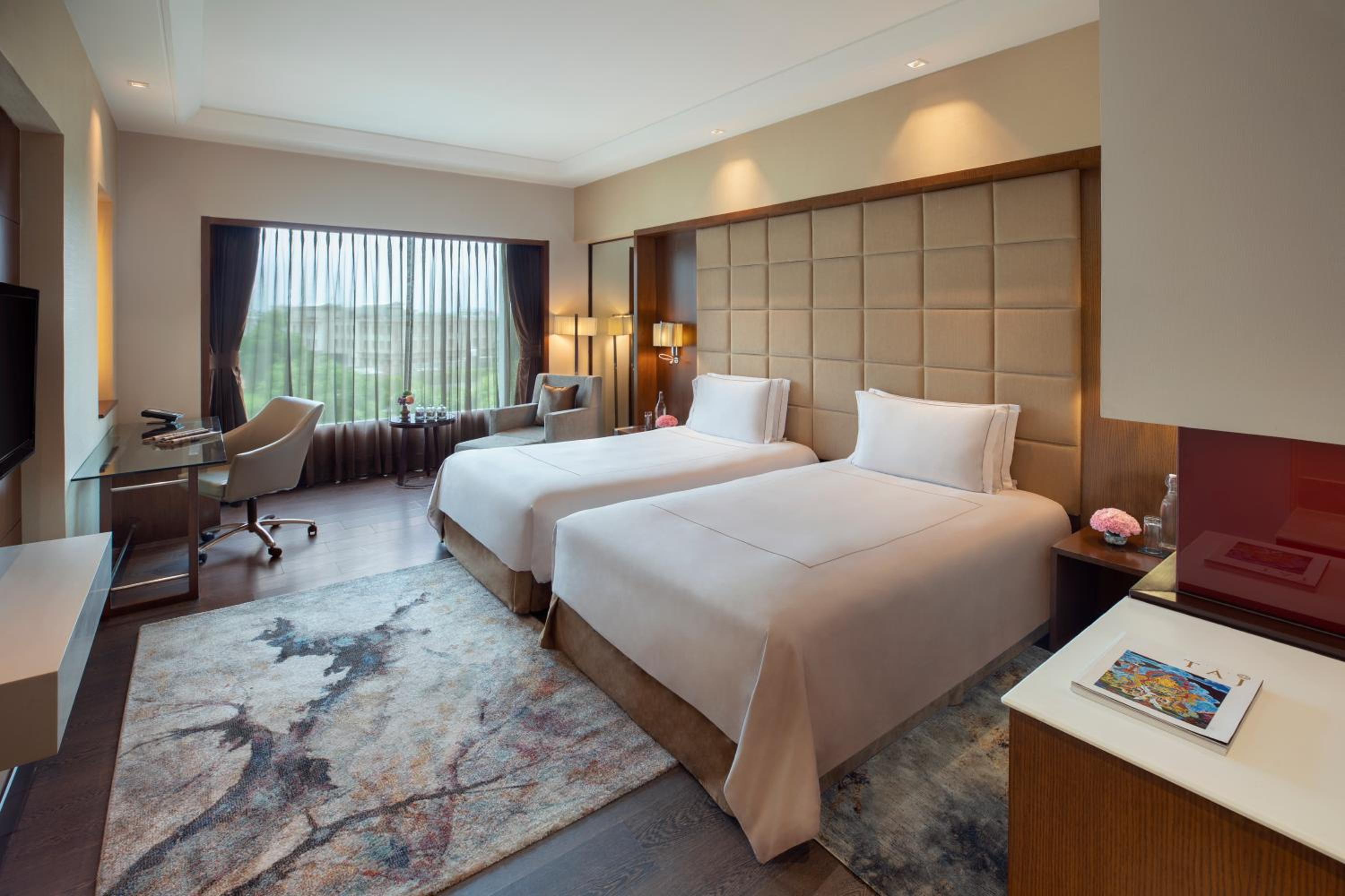Taj Club Room Twin Bed with 15% discount on food, beverages, laundry and spa - Photo 1