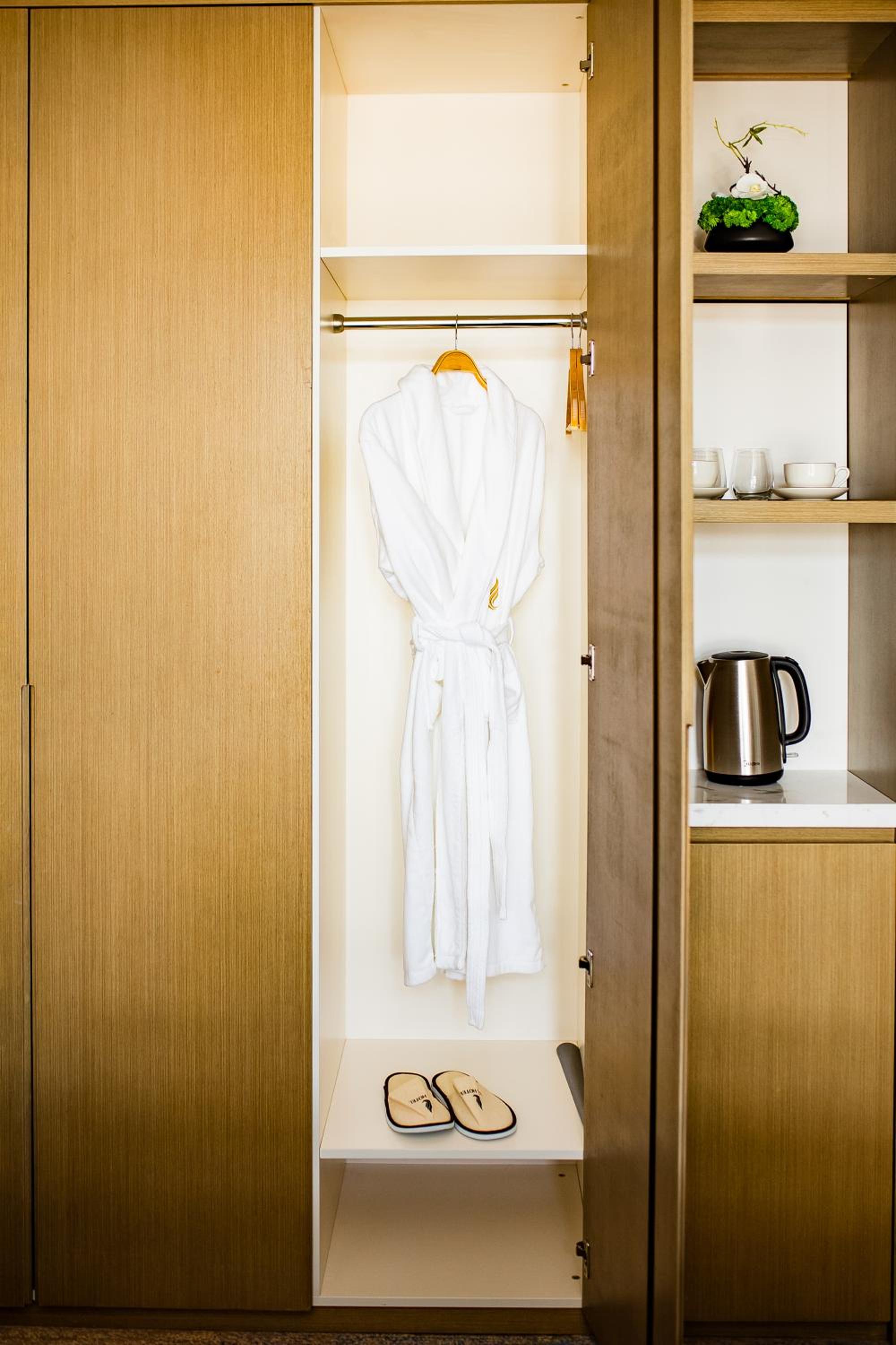 Deluxe Twin Room with Free Parking - Photo 4