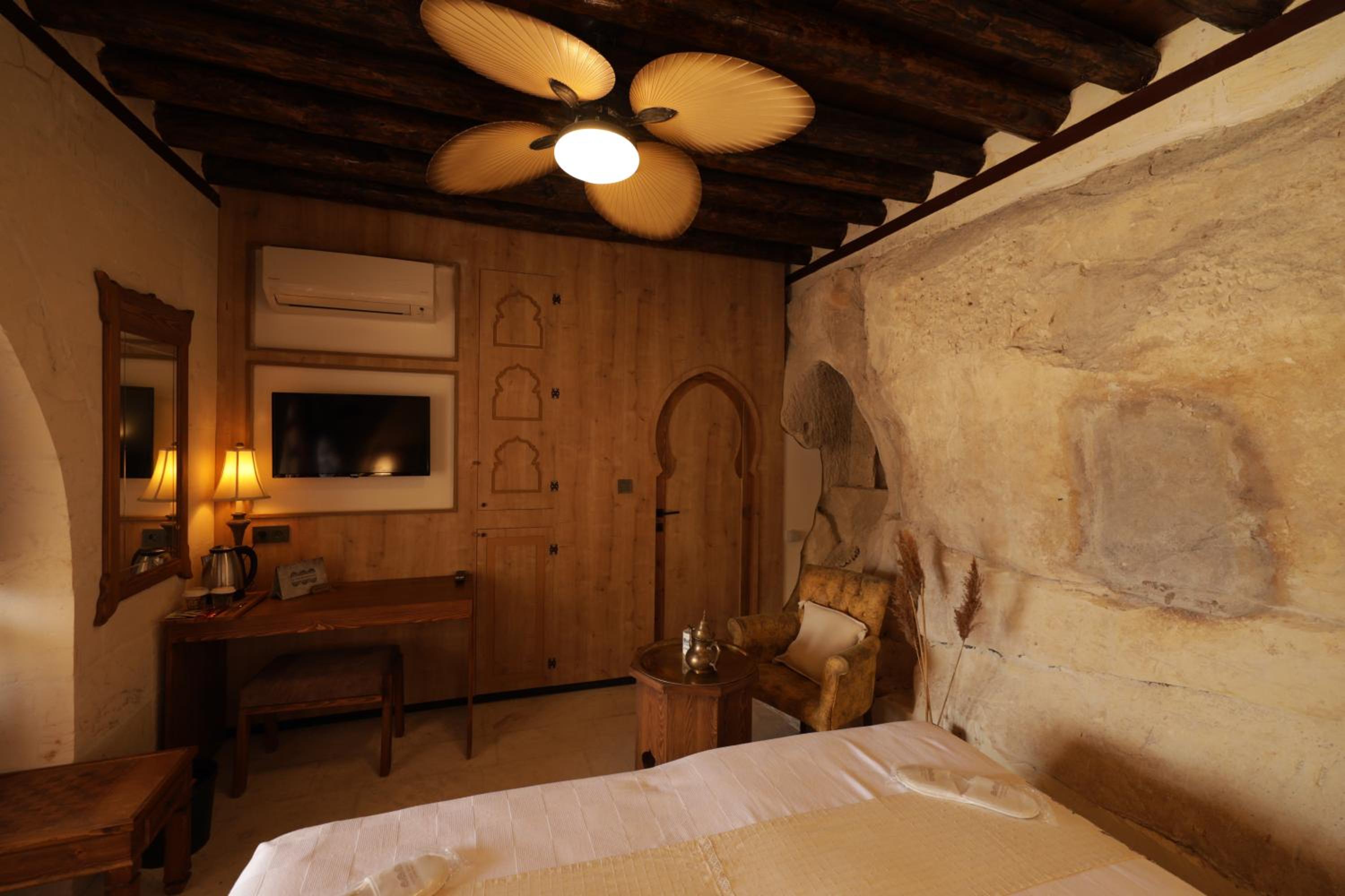 Double Room with Lake View - Photo 4