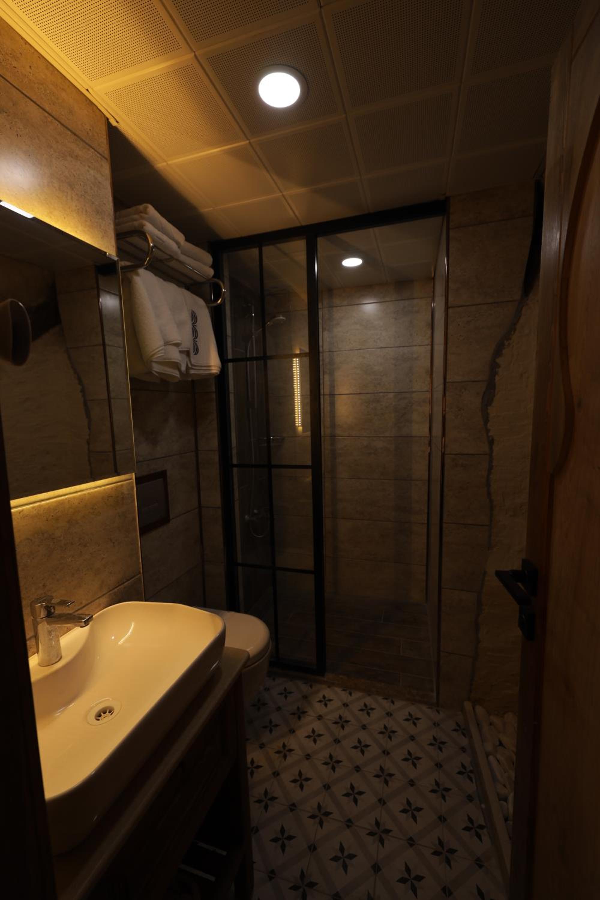 Double Room with Lake View - Photo 3