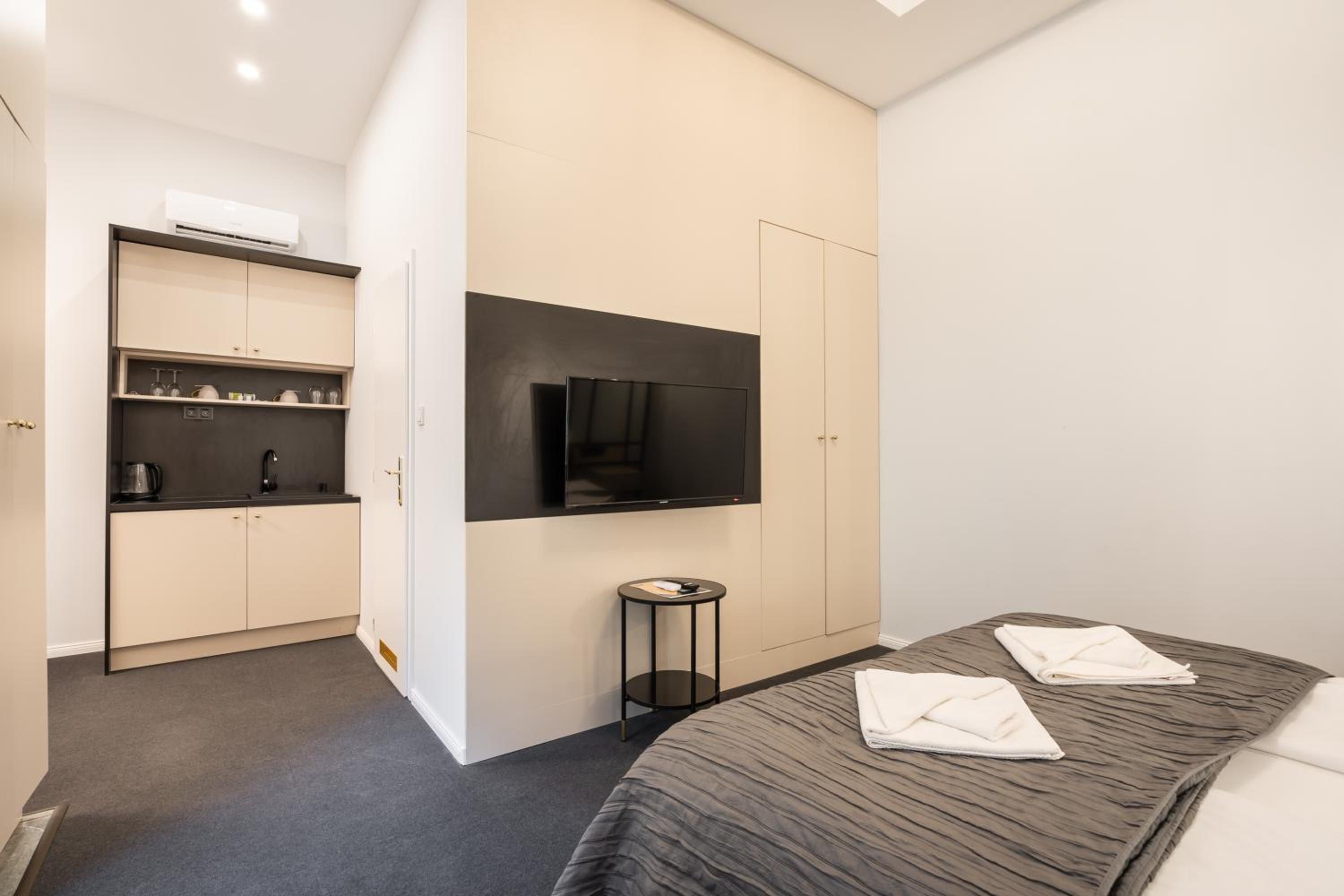 Deluxe Double Room with Extra Bed - Photo 13