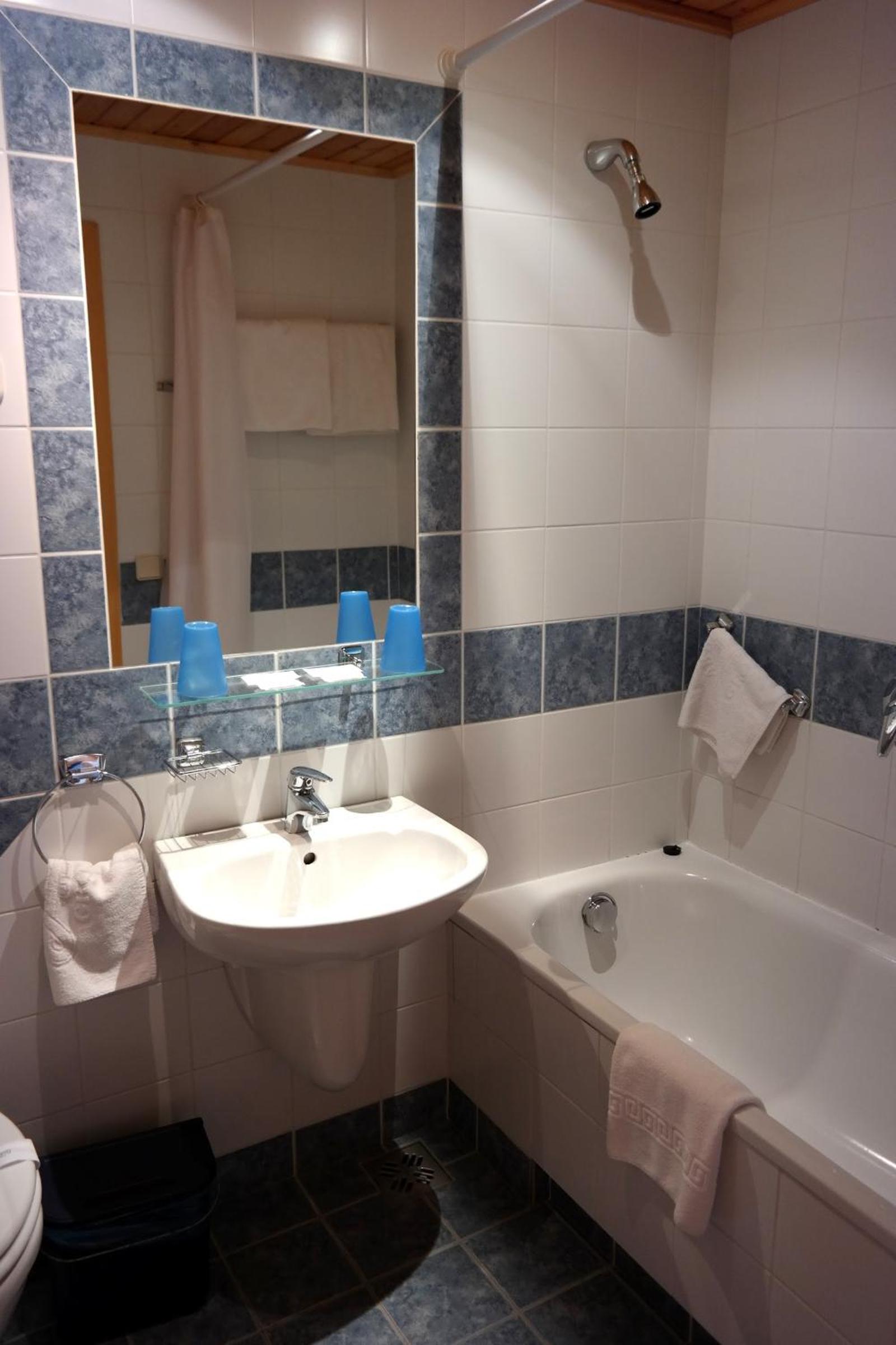 Standard Double Room - Photo 9