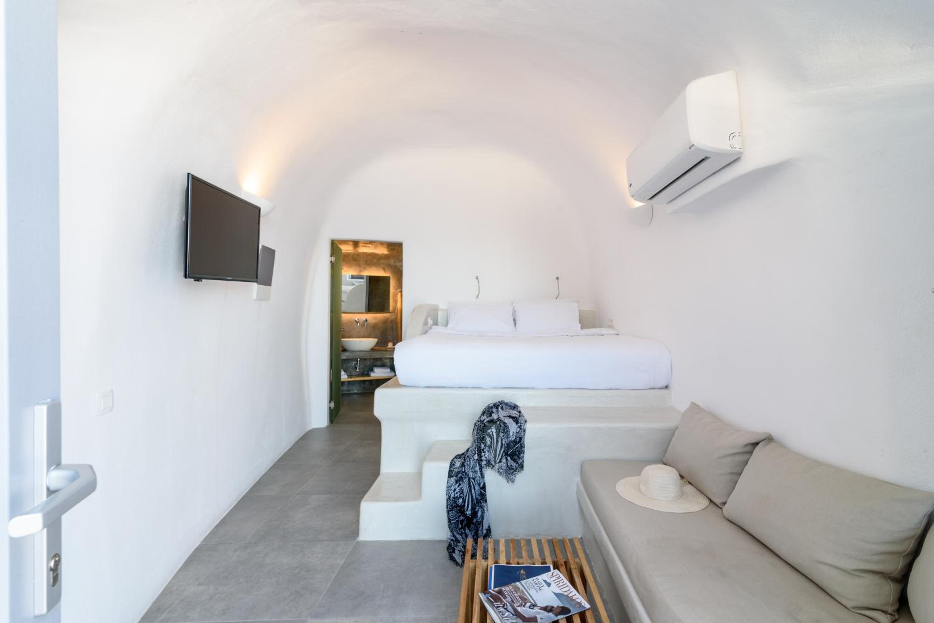 Junior Suite with Caldera View and Private Jacuzzi