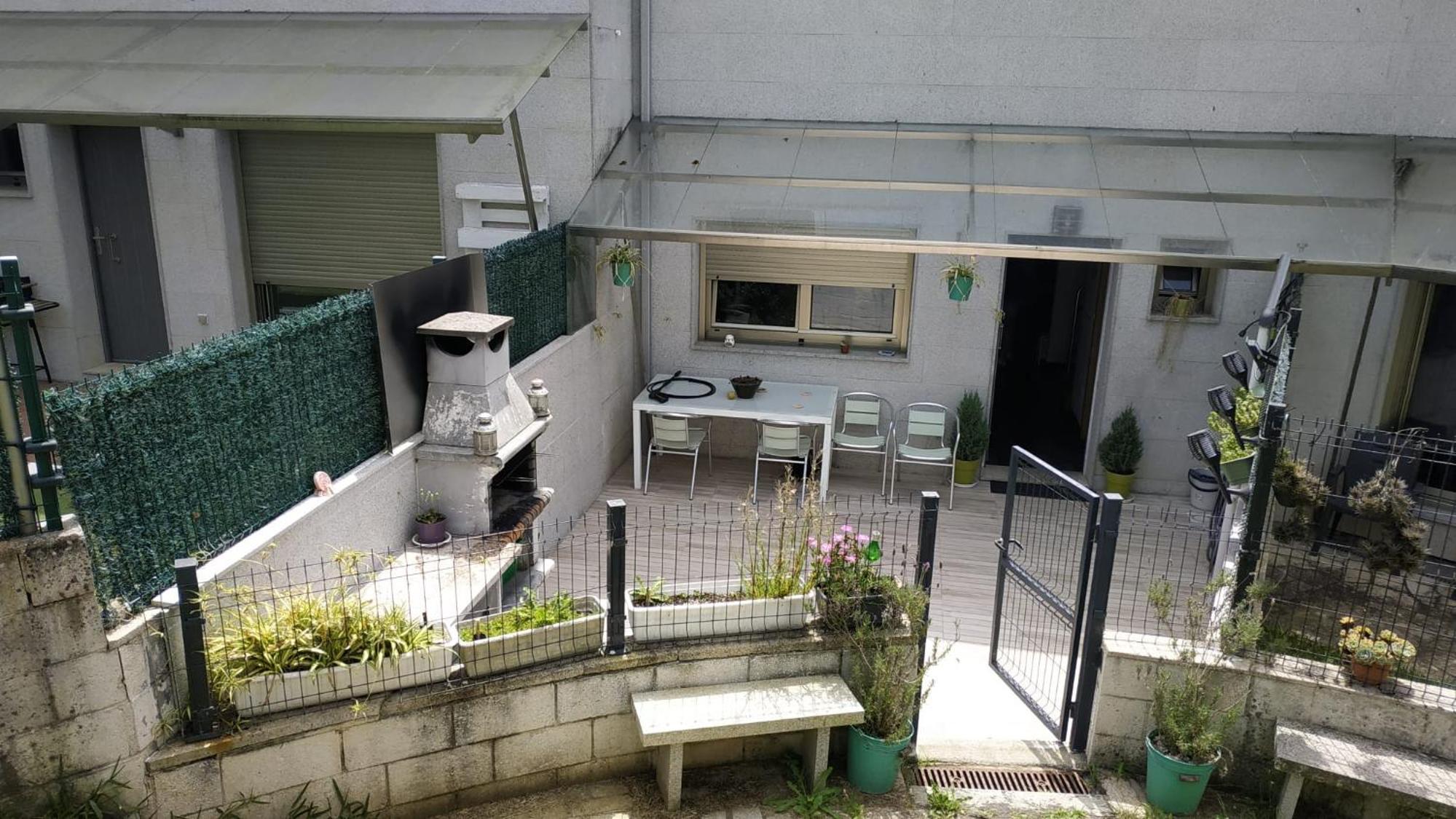 Five-Bedroom House photo 3