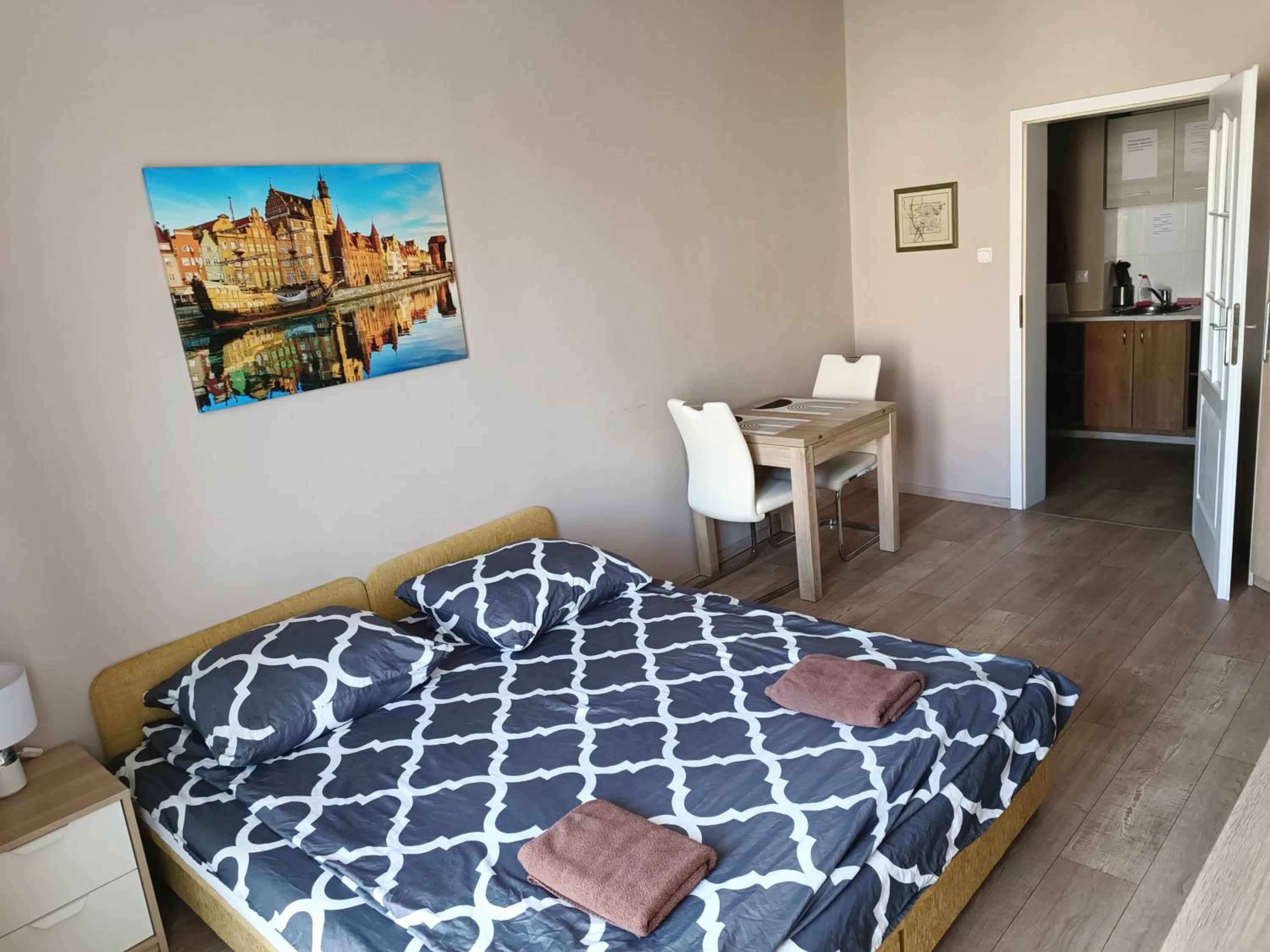 Apartment with Balcony - Photo 3