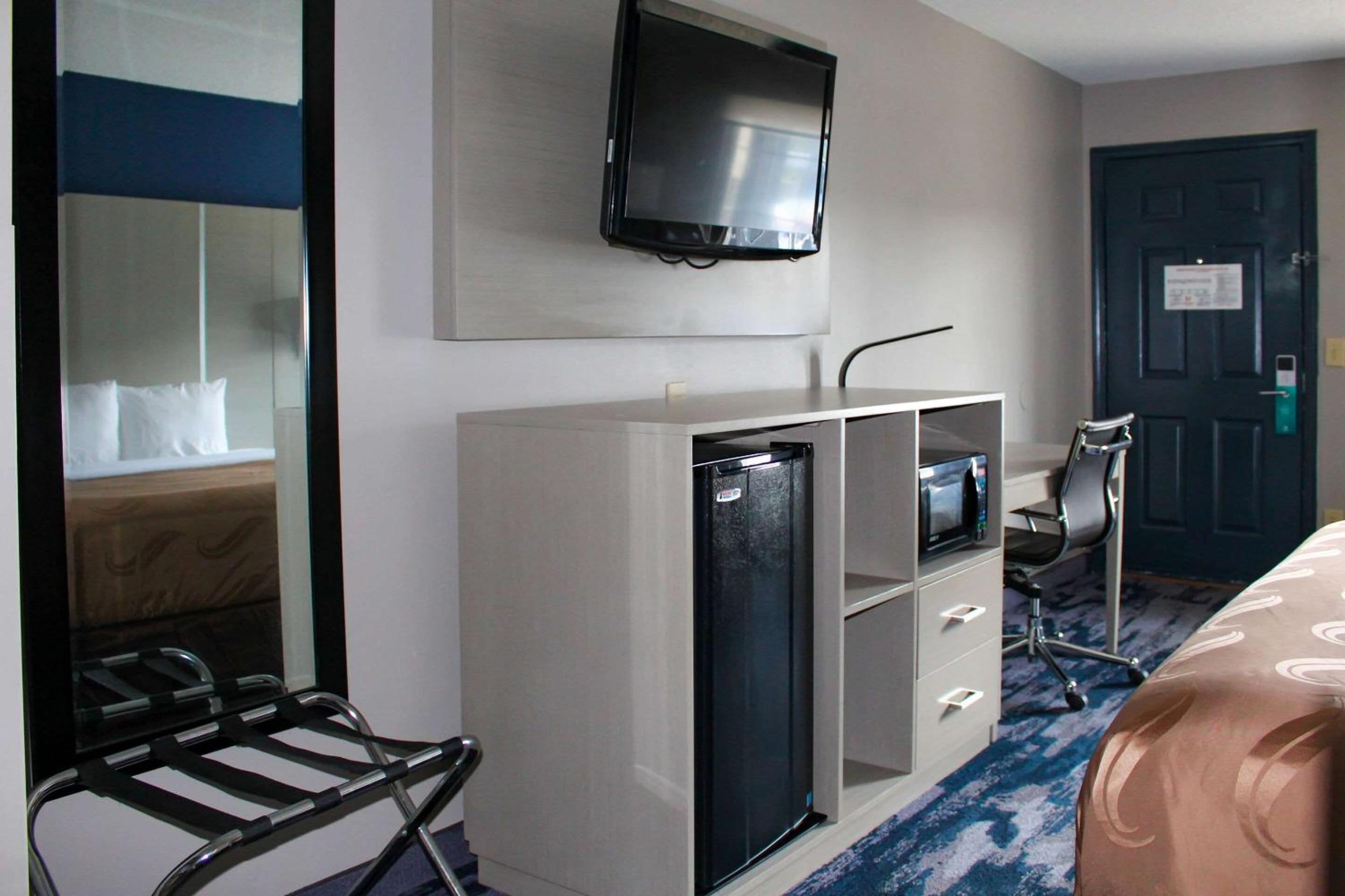 King Room - Non-Smoking - Photo 3