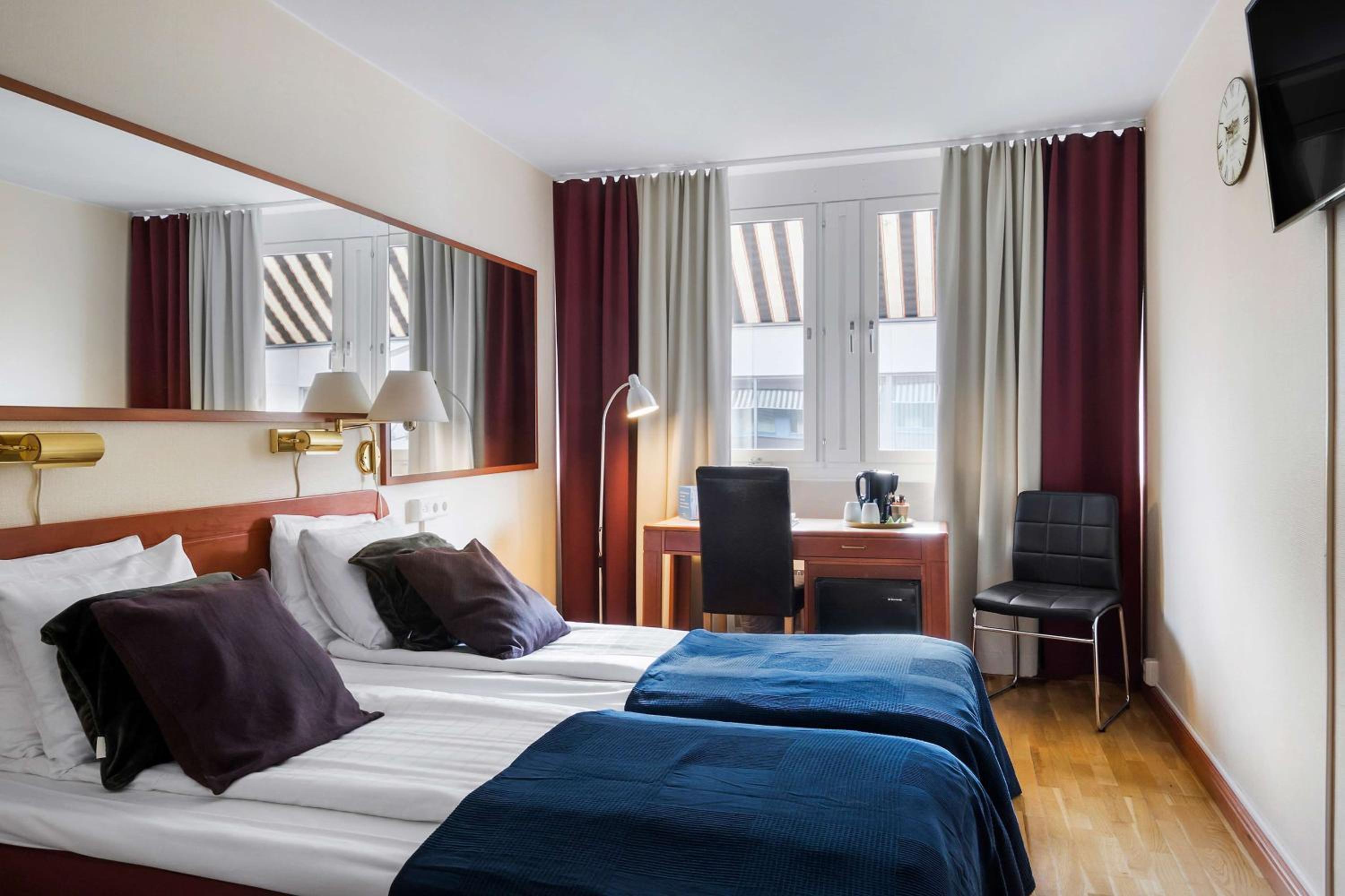 Standard Double Room with Two Single Beds - Non-Smoking photo 1