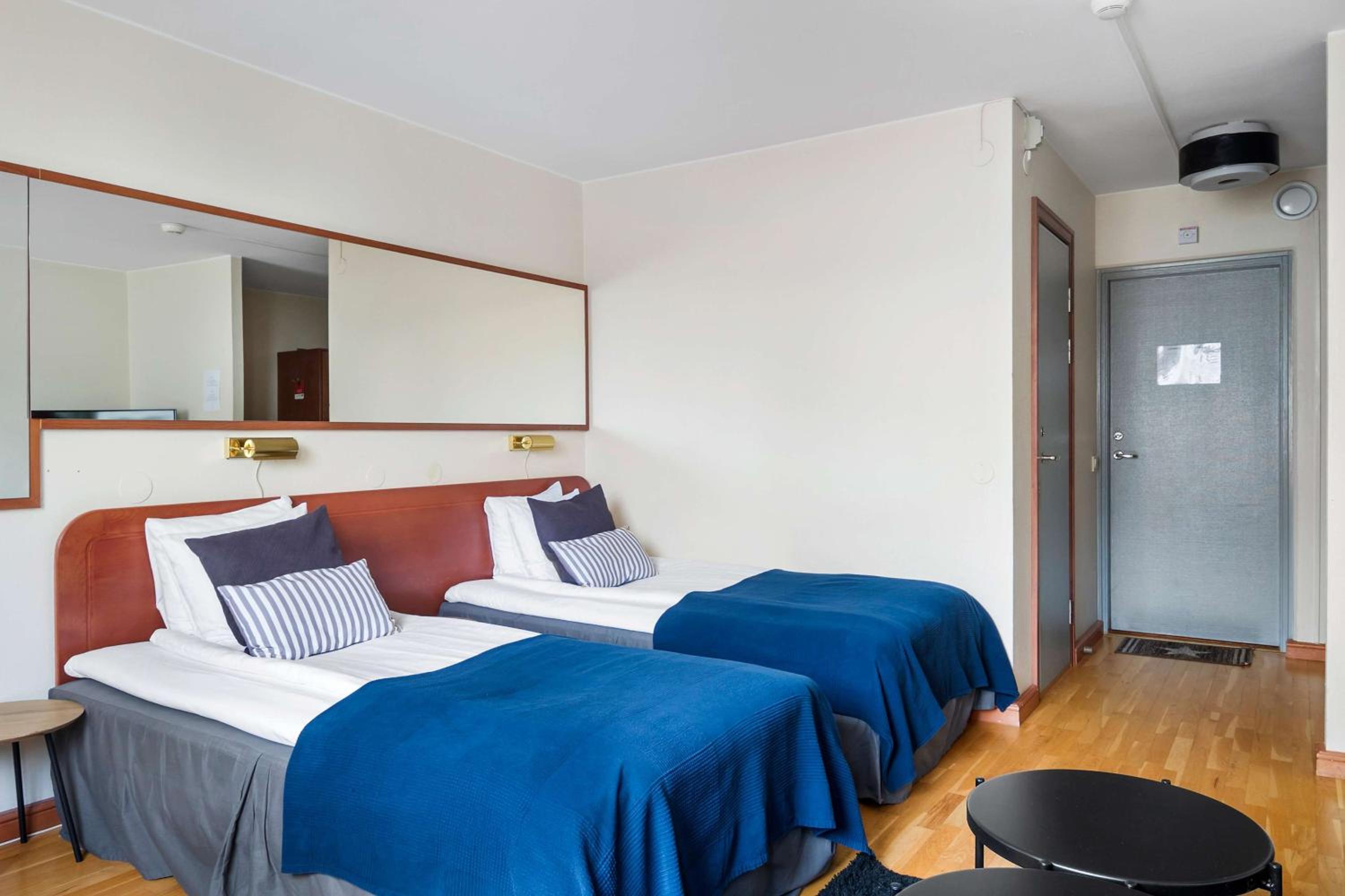 Family Room with Two Single Beds and Sofa Bed - Non-Smoking photo 3