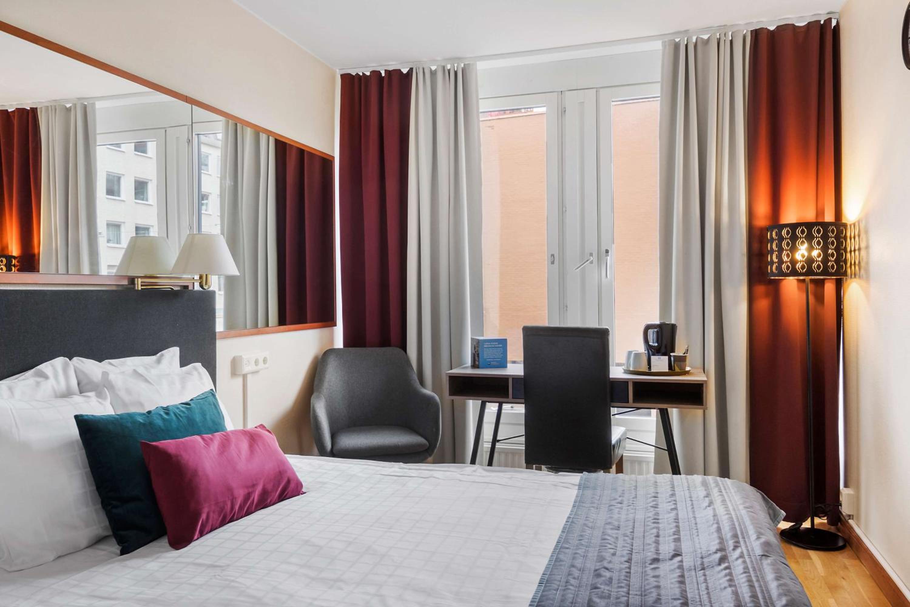 Standard Queen Room with Queen Bed - Non-Smoking photo 1