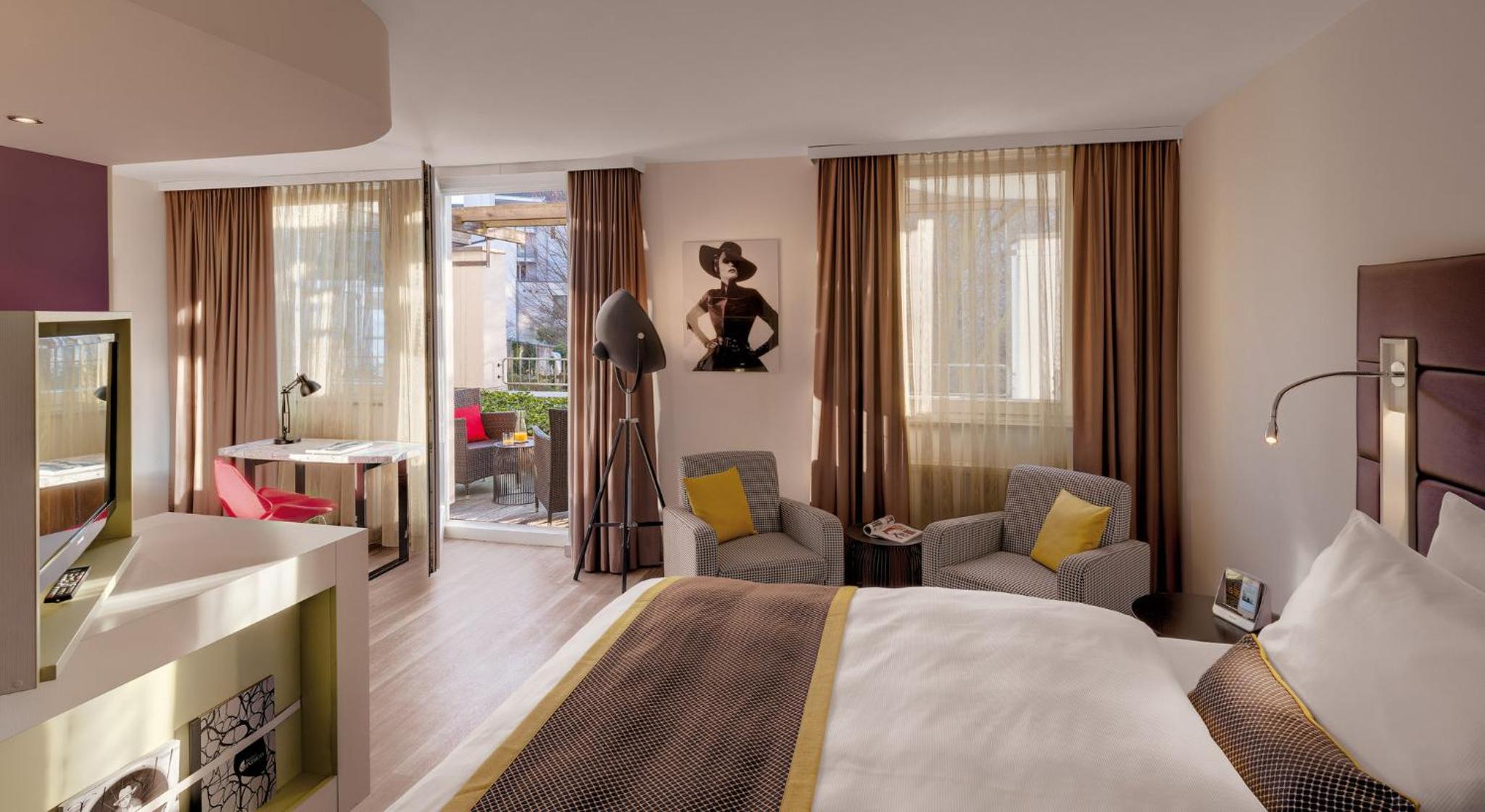 Premium King Room with Balcony and Garden View - Photo 6