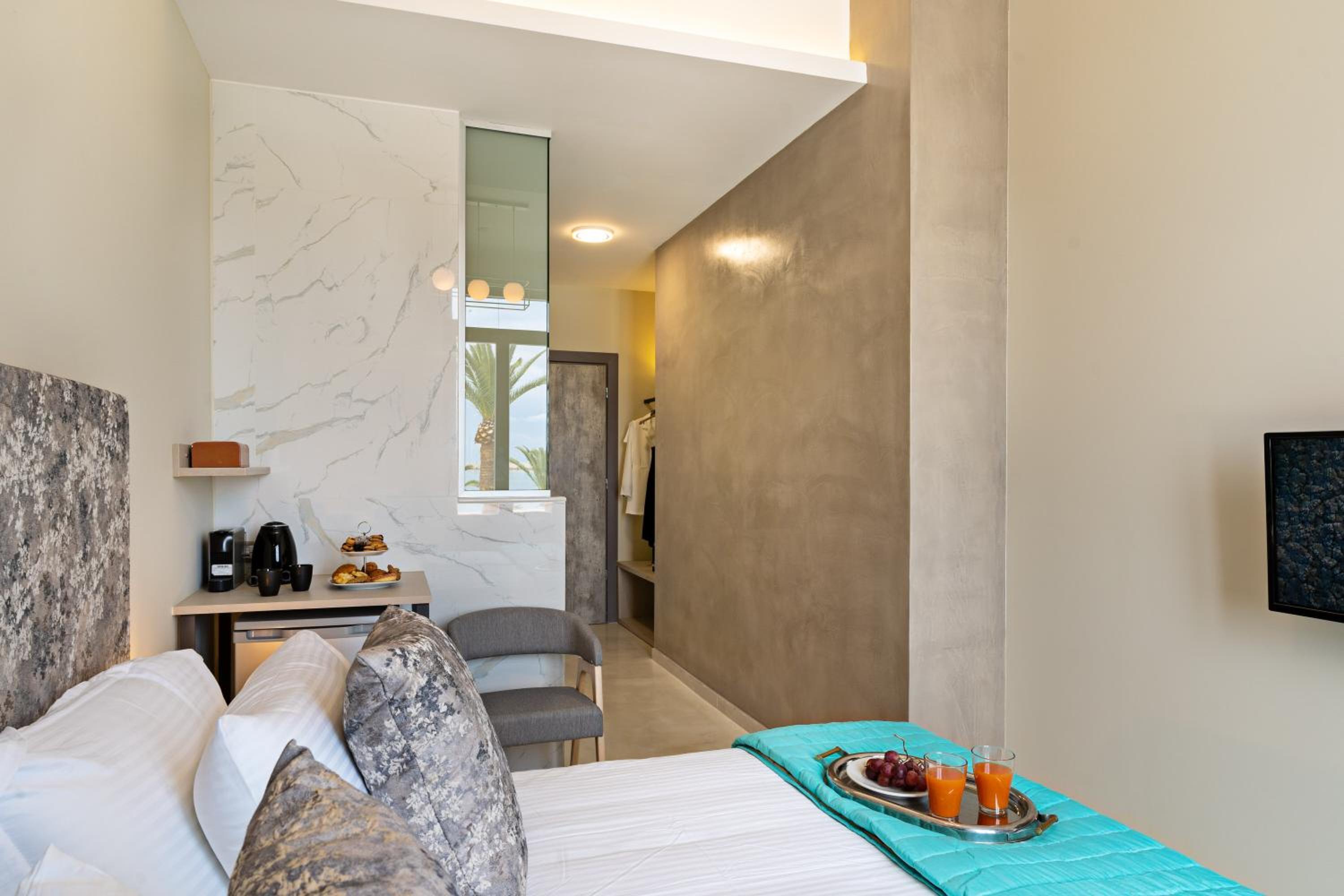 Deluxe Double or Twin Room with Sea View photo 3