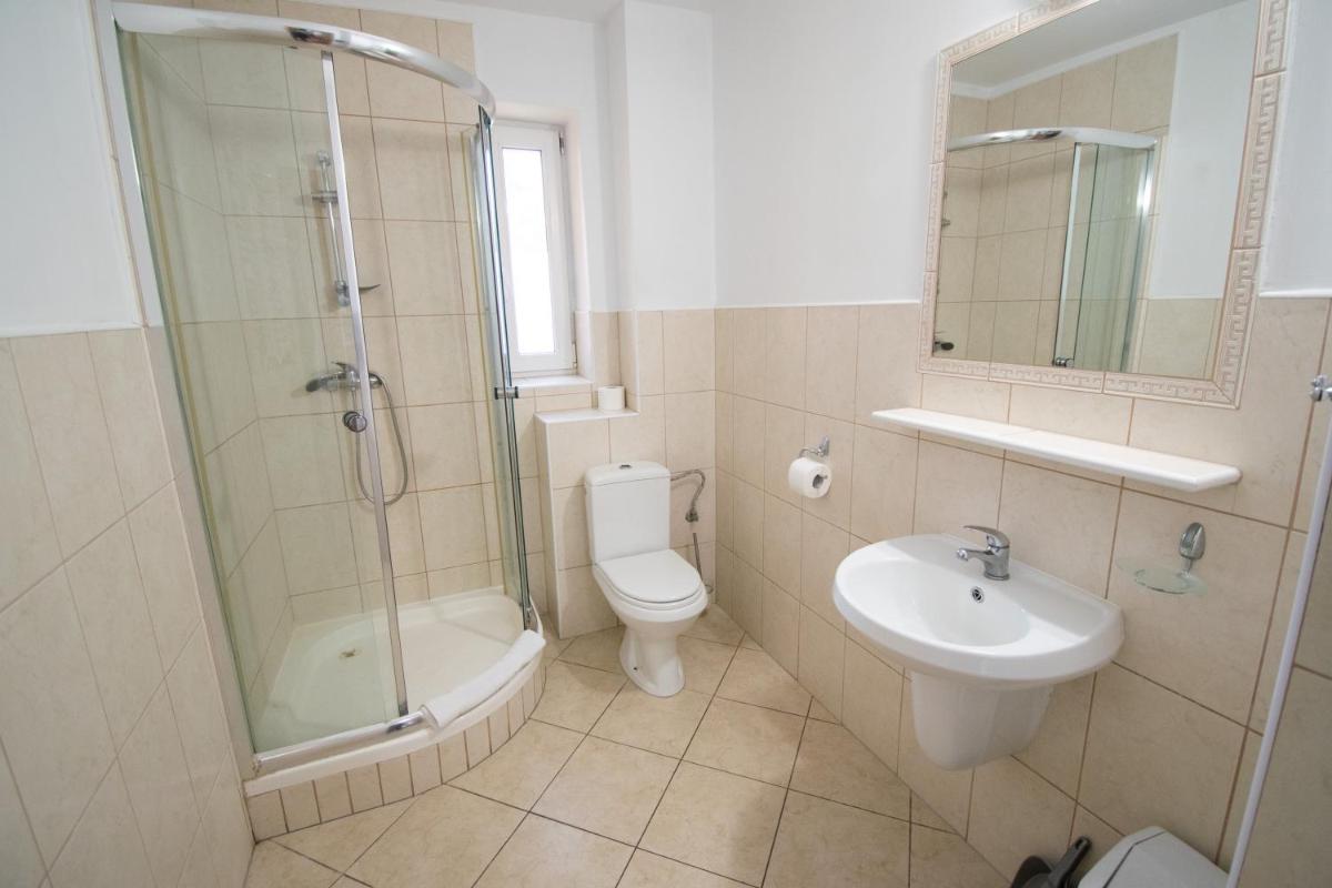 Superior Quadruple Room - Photo 10