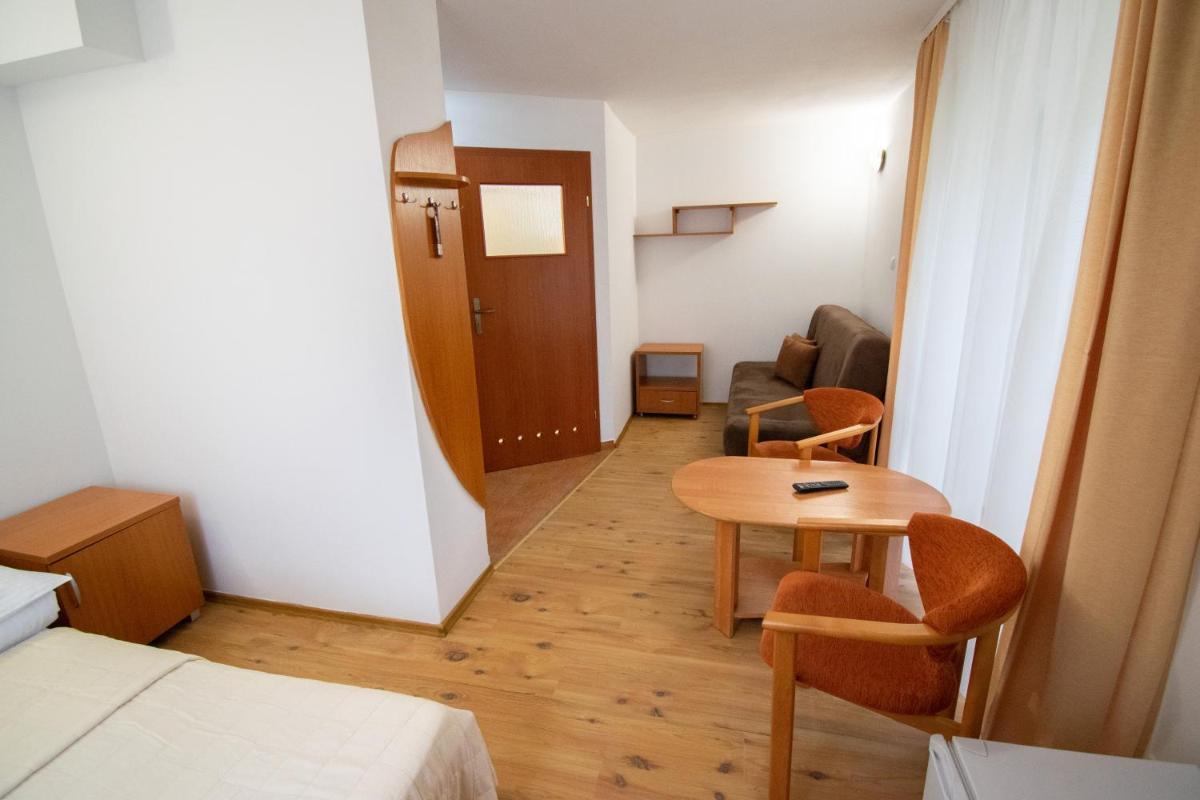 Large Double Room - Photo 3