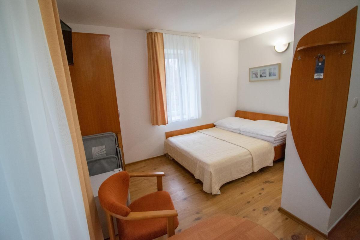 Large Double Room - Photo 6