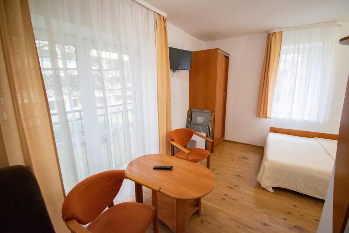 Large Double Room - Photo 5