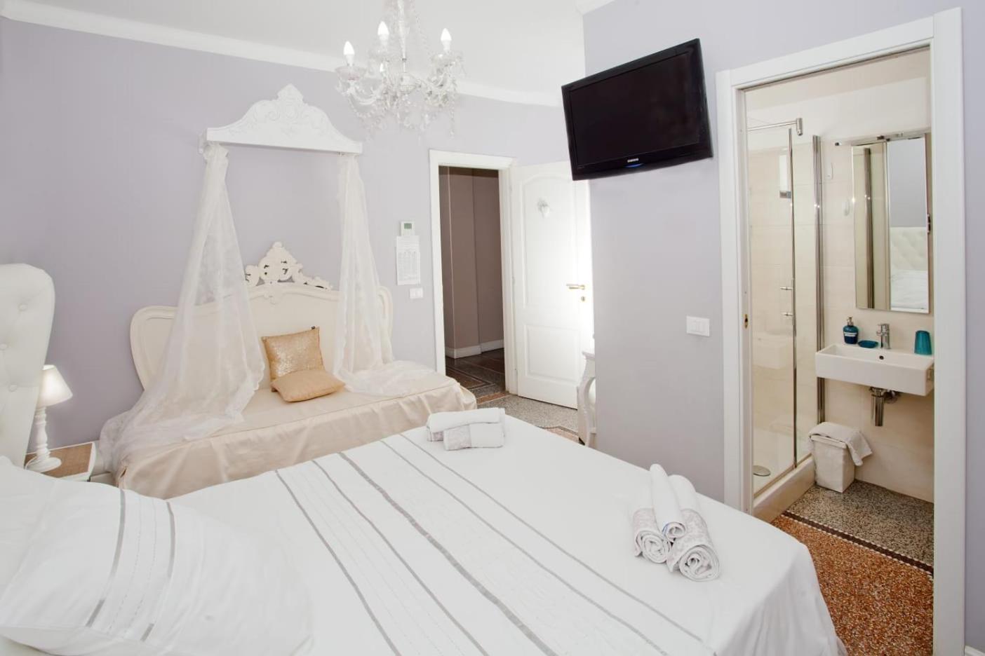 Triple Room with Private Bathroom photo 2