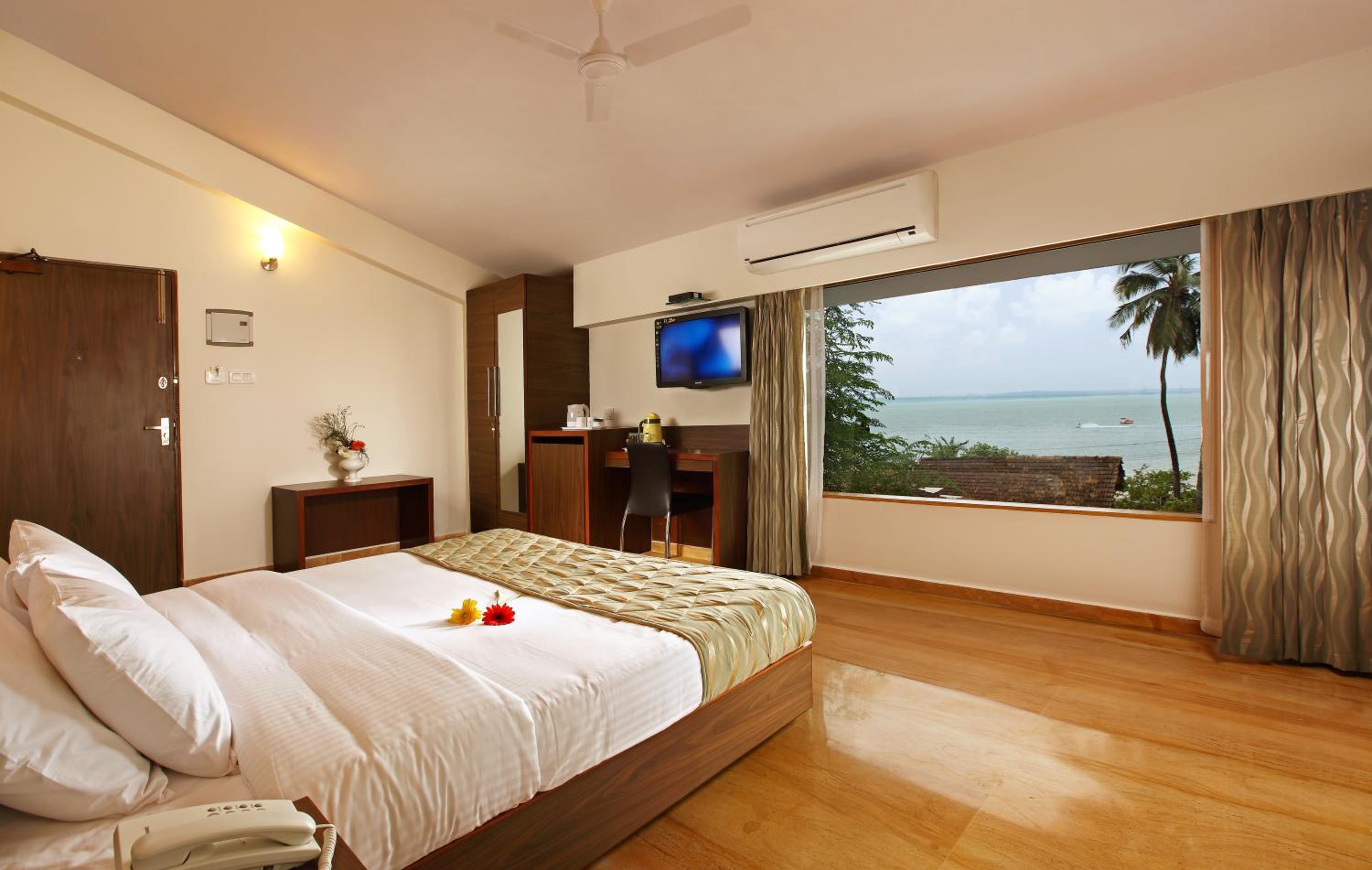 Deluxe Room with Balcony photo 2
