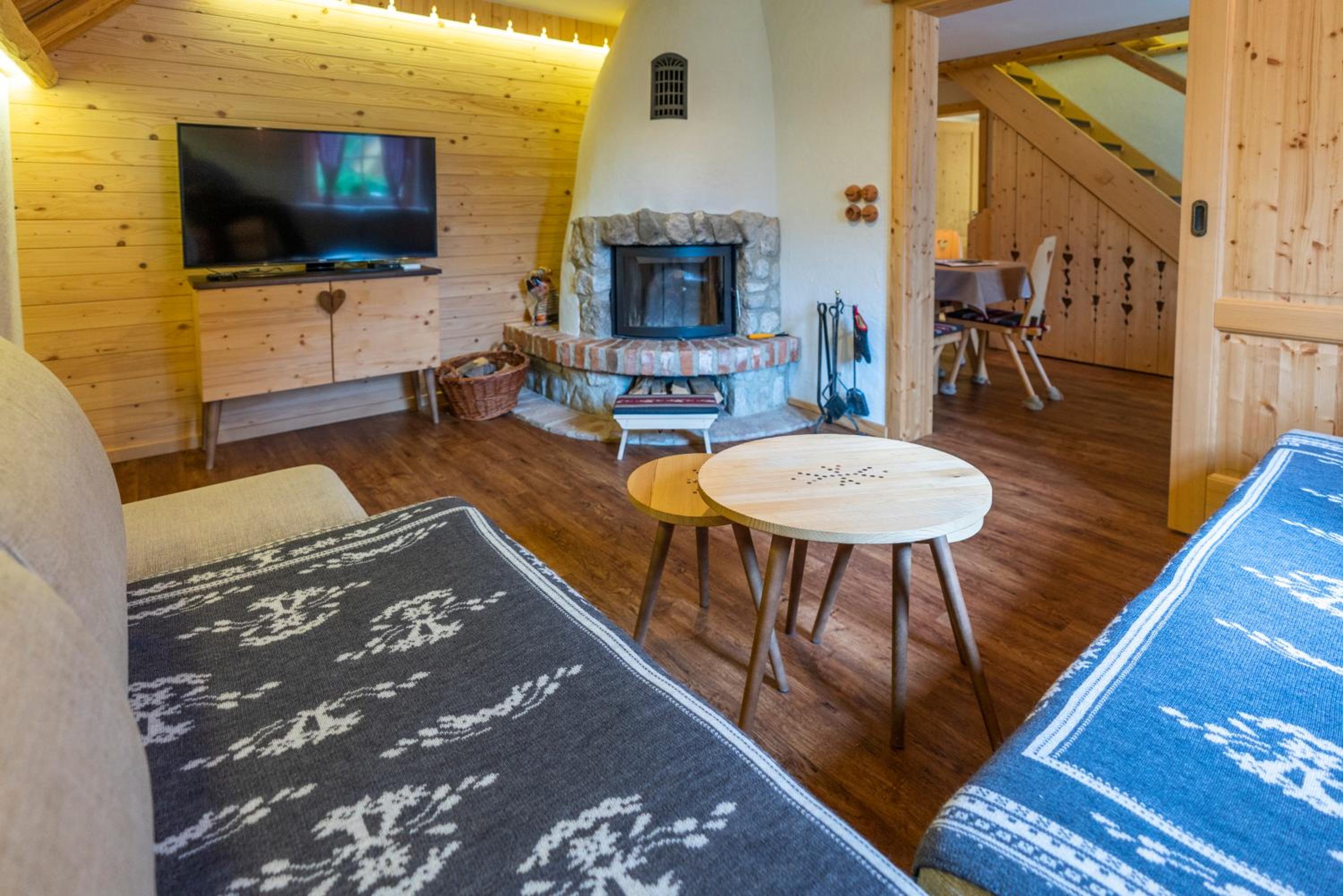 A5 - Duplex Three-Bedroom Apartment with Balcony and Fireplace