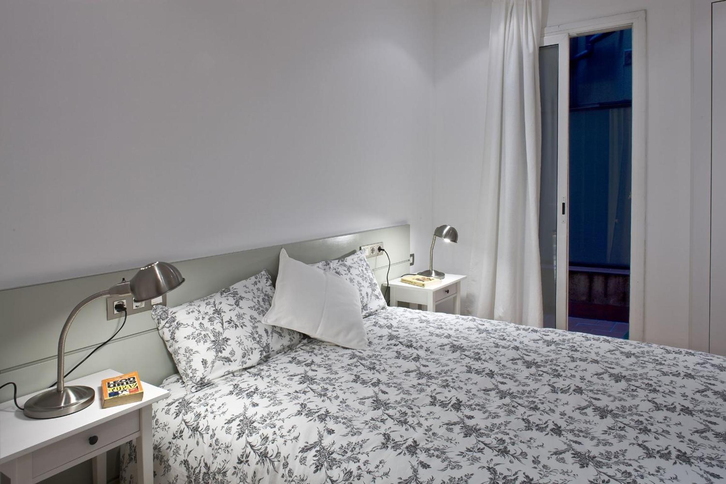 One-Bedroom Apartment photo 2