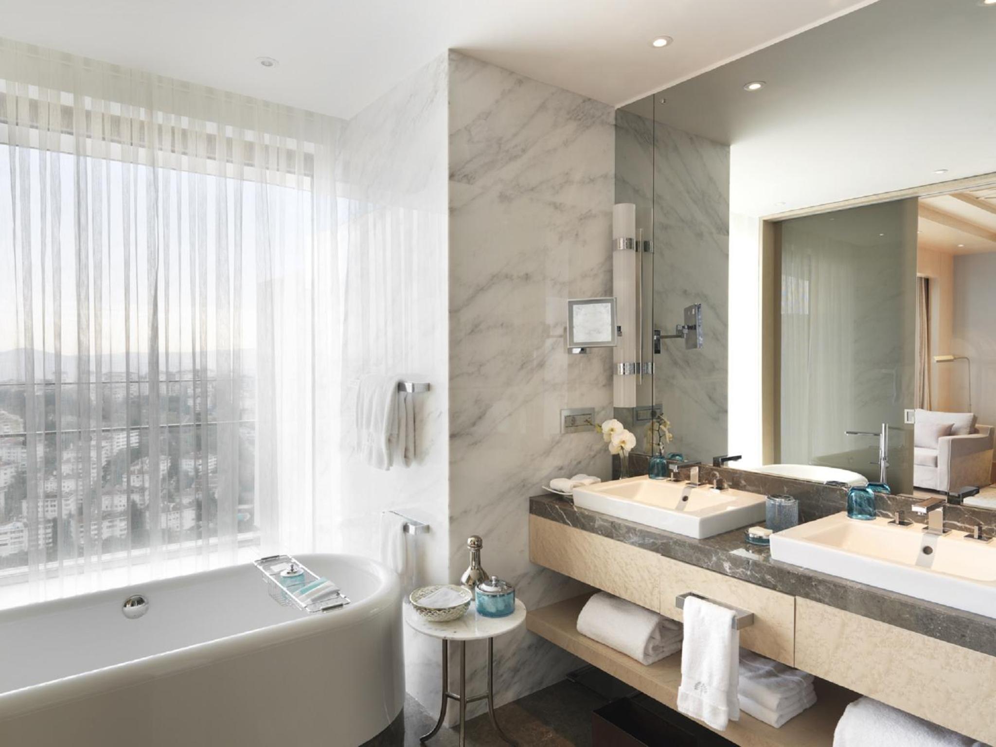 Deluxe City Room - Photo 8