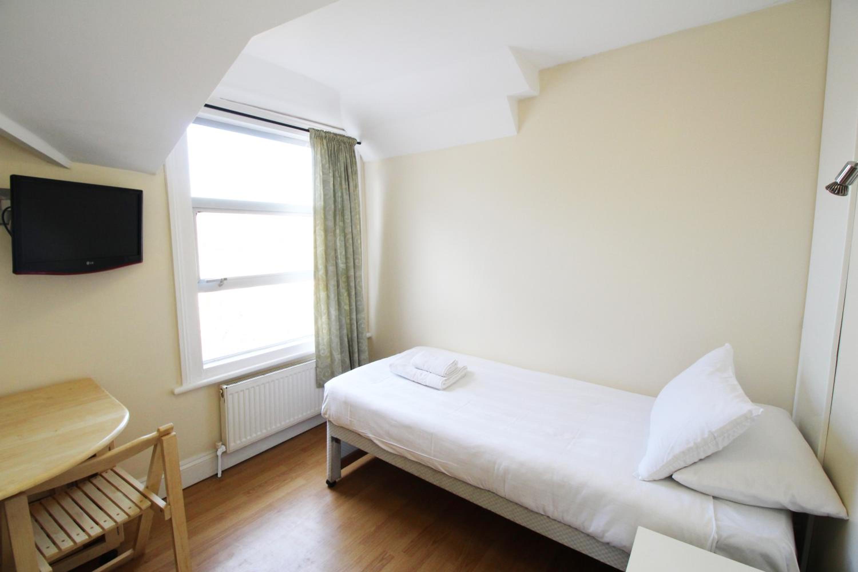 Single Room with Private Bathroom photo 2