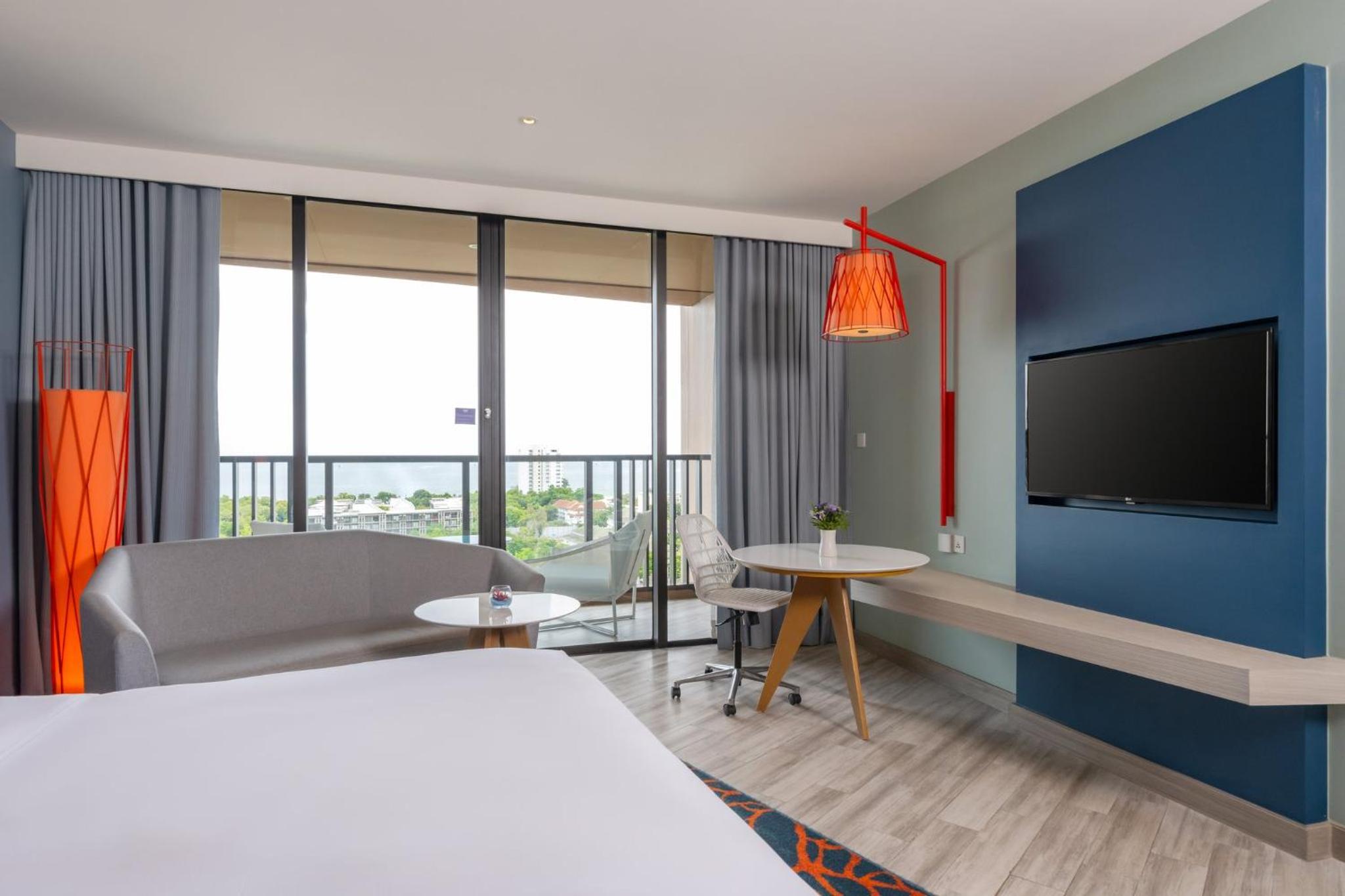 Standard King Room with Ocean View thumbnail 5
