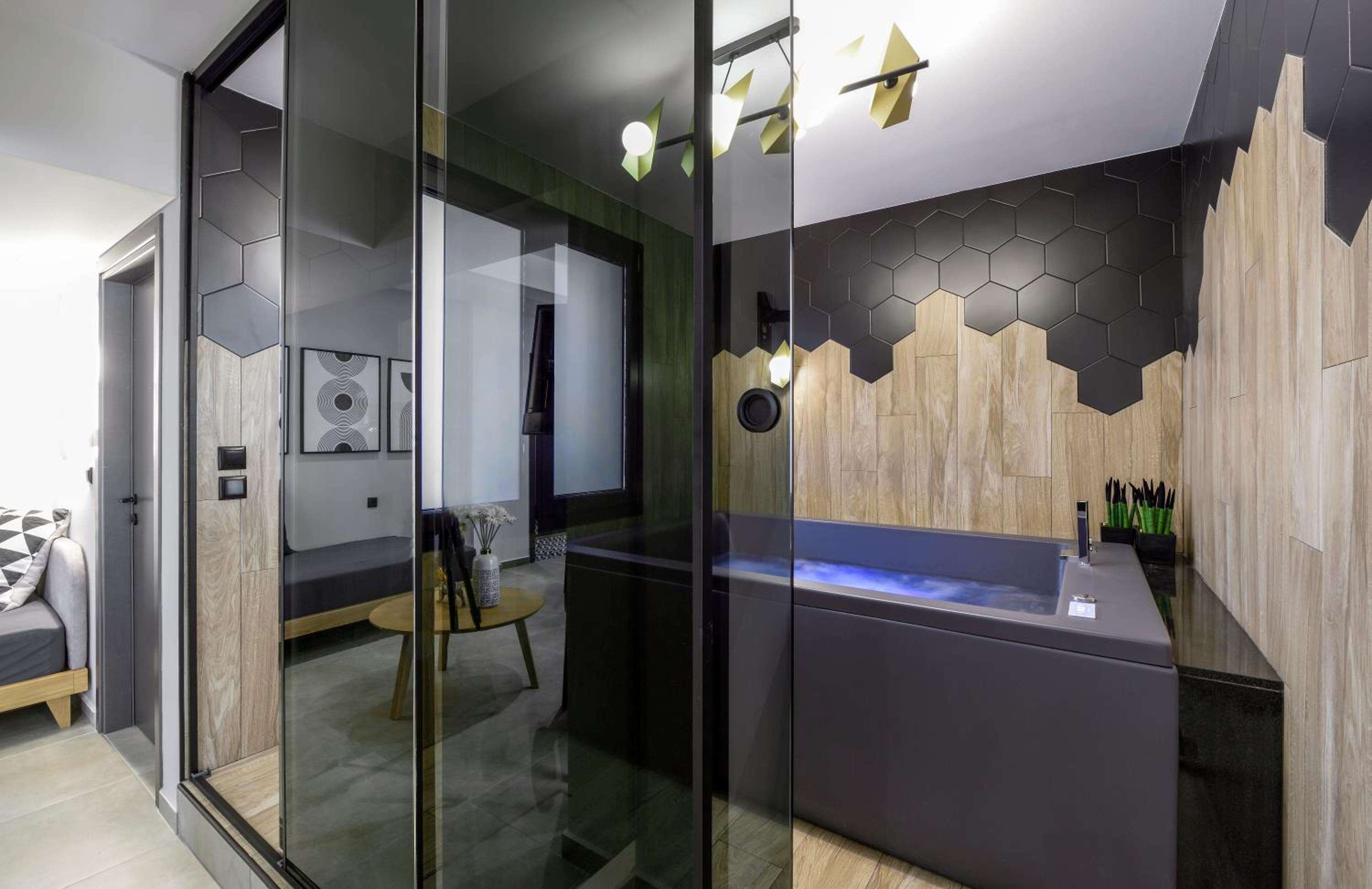  Luxury Suite with Hot tub and White Tower View  - Photo 12