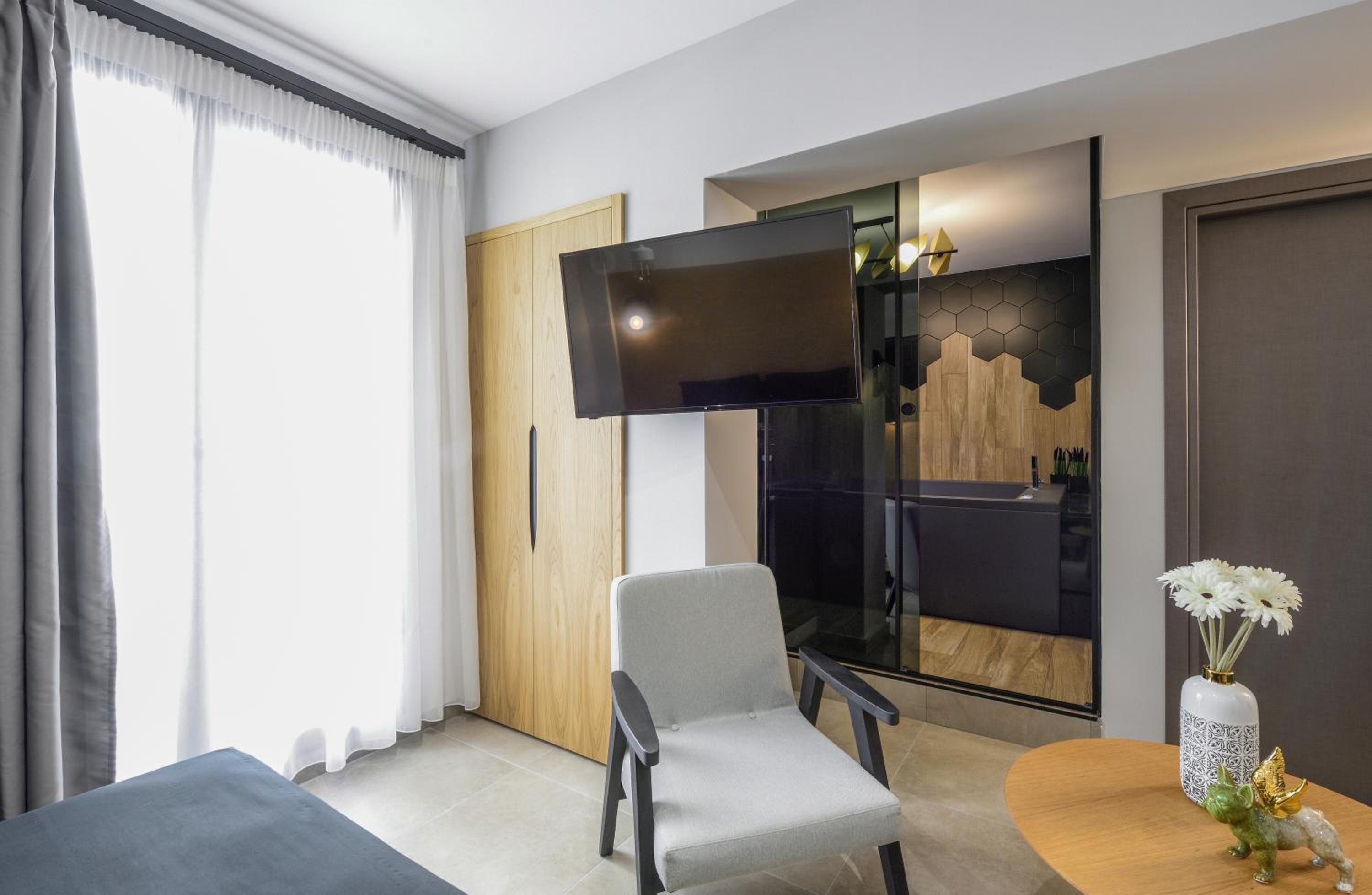  Luxury Suite with Hot tub and White Tower View  - Photo 11