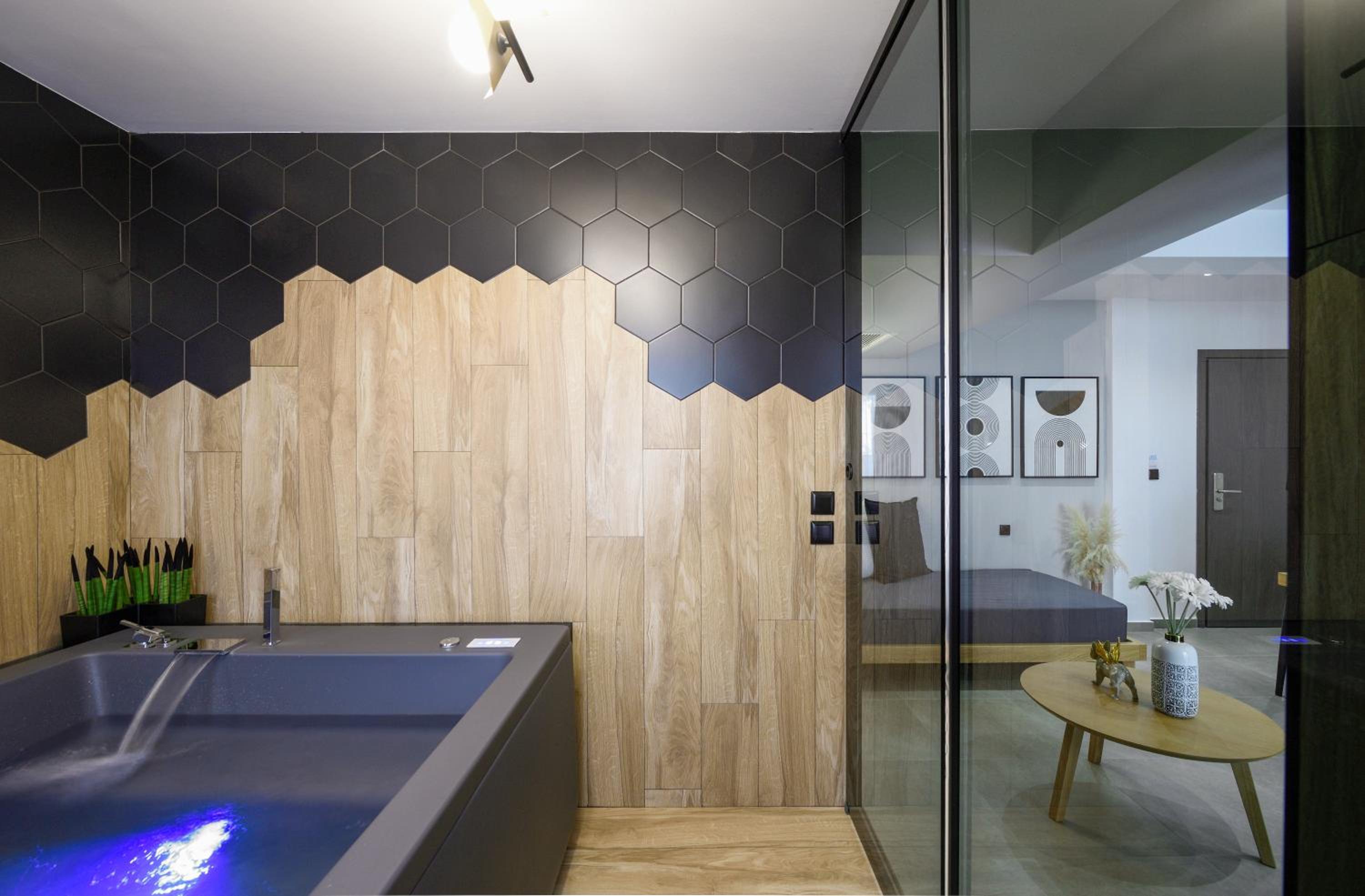  Luxury Suite with Hot tub and White Tower View  - Photo 7