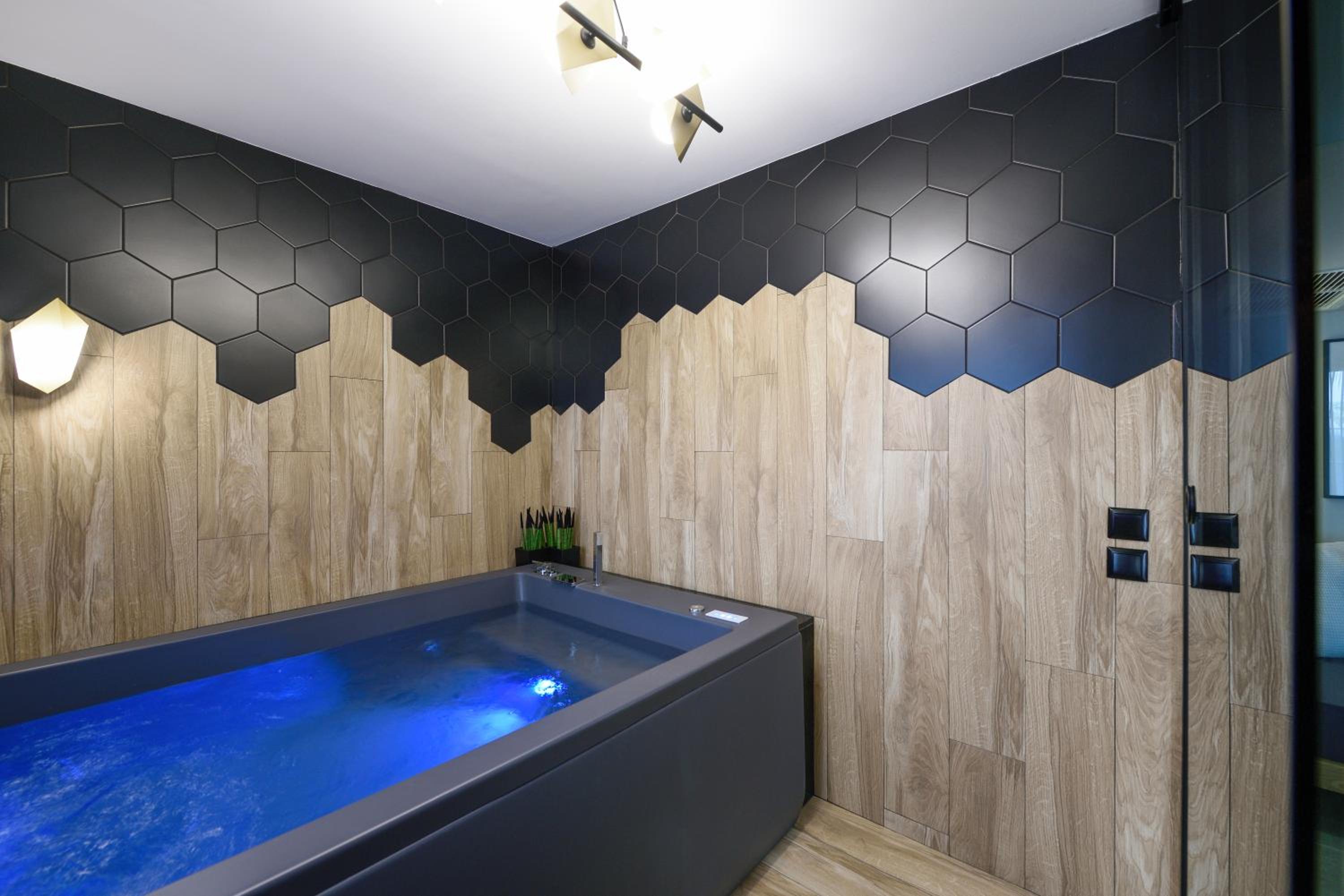  Luxury Suite with Hot tub and White Tower View  - Photo 6