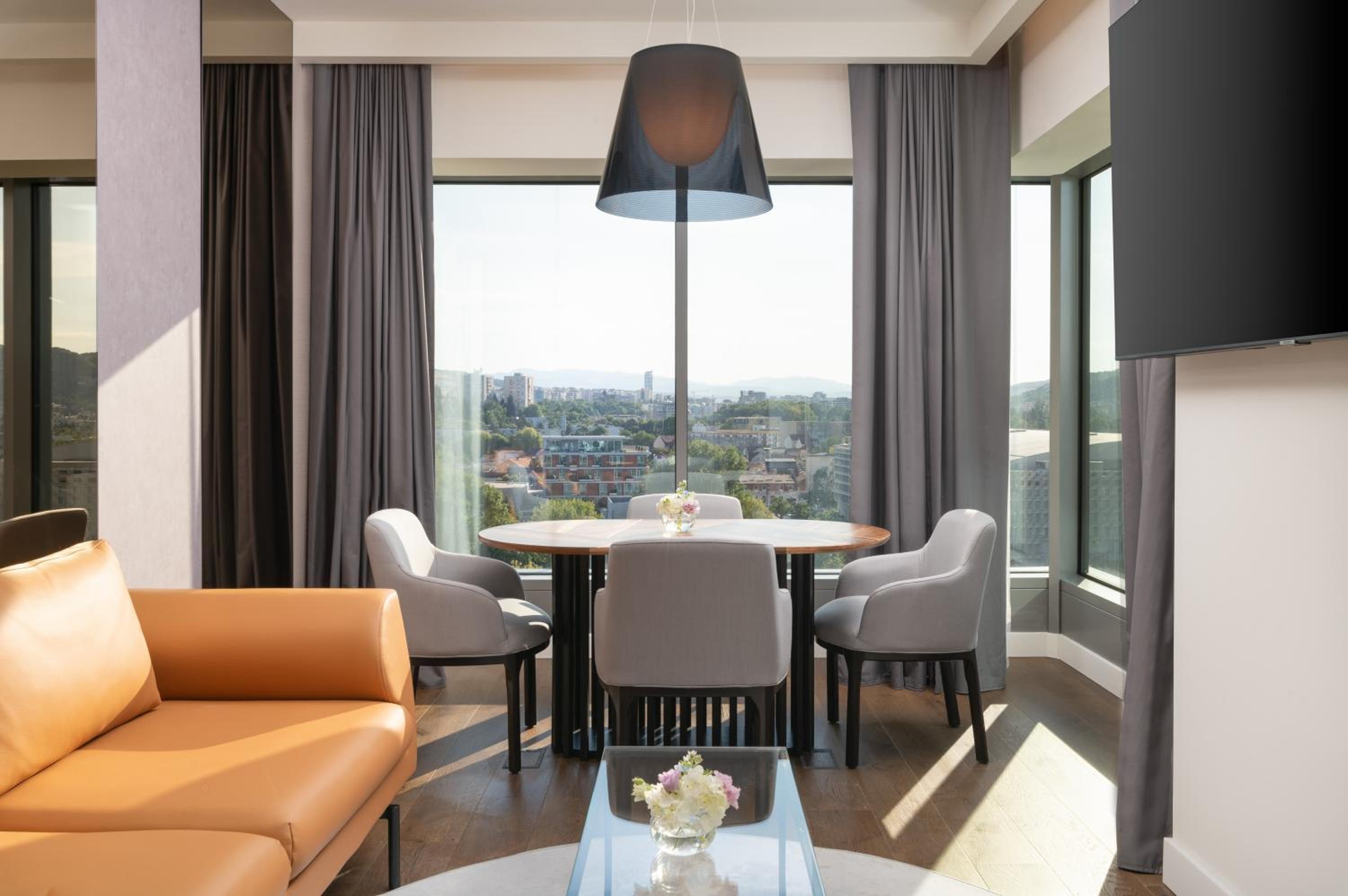 Winners Suite - Photo 1