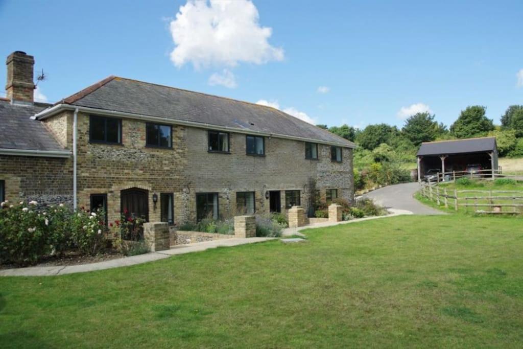 Six-Bedroom House photo 2