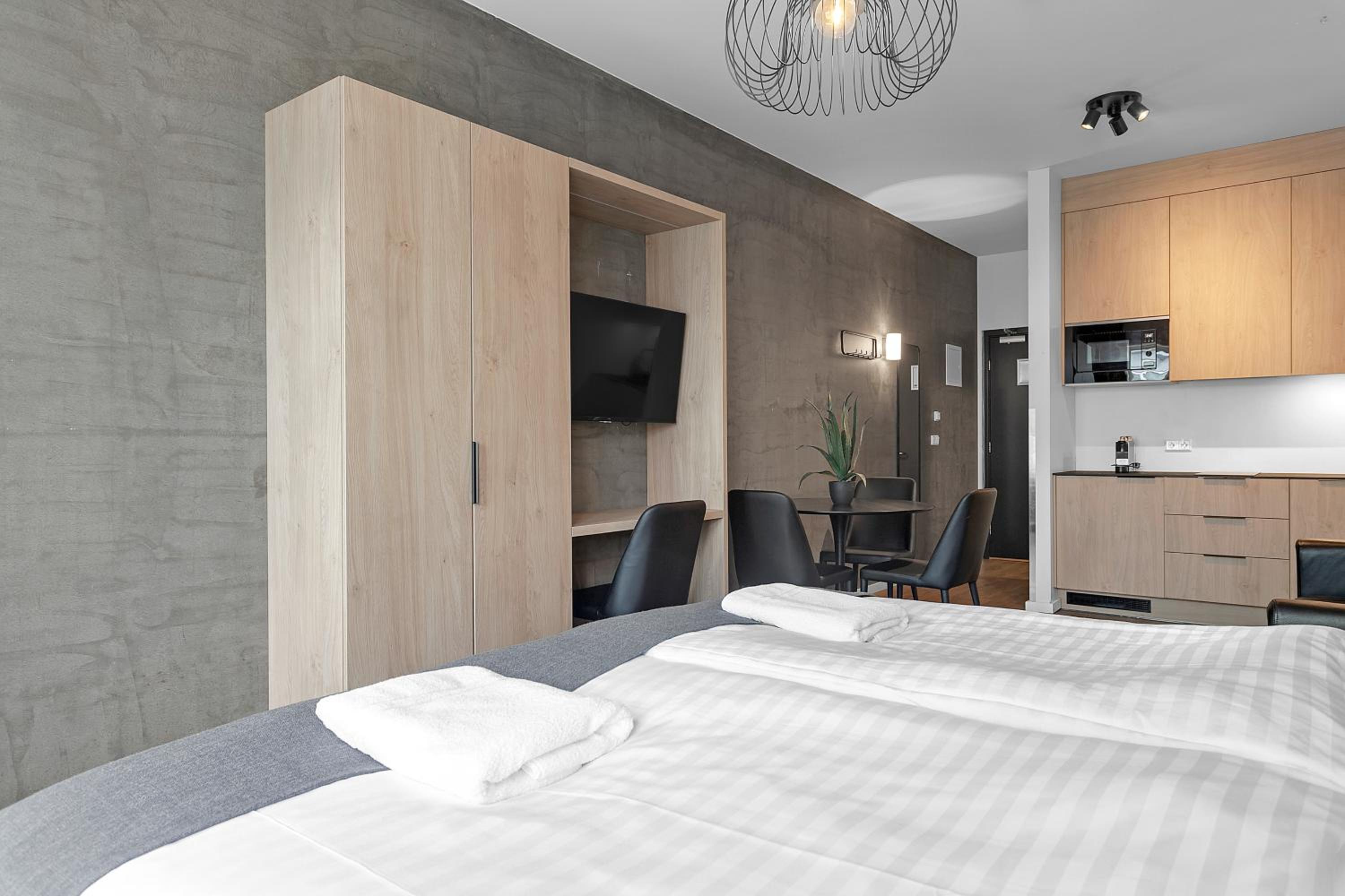 King Studio with Sofa Bed - Photo 10
