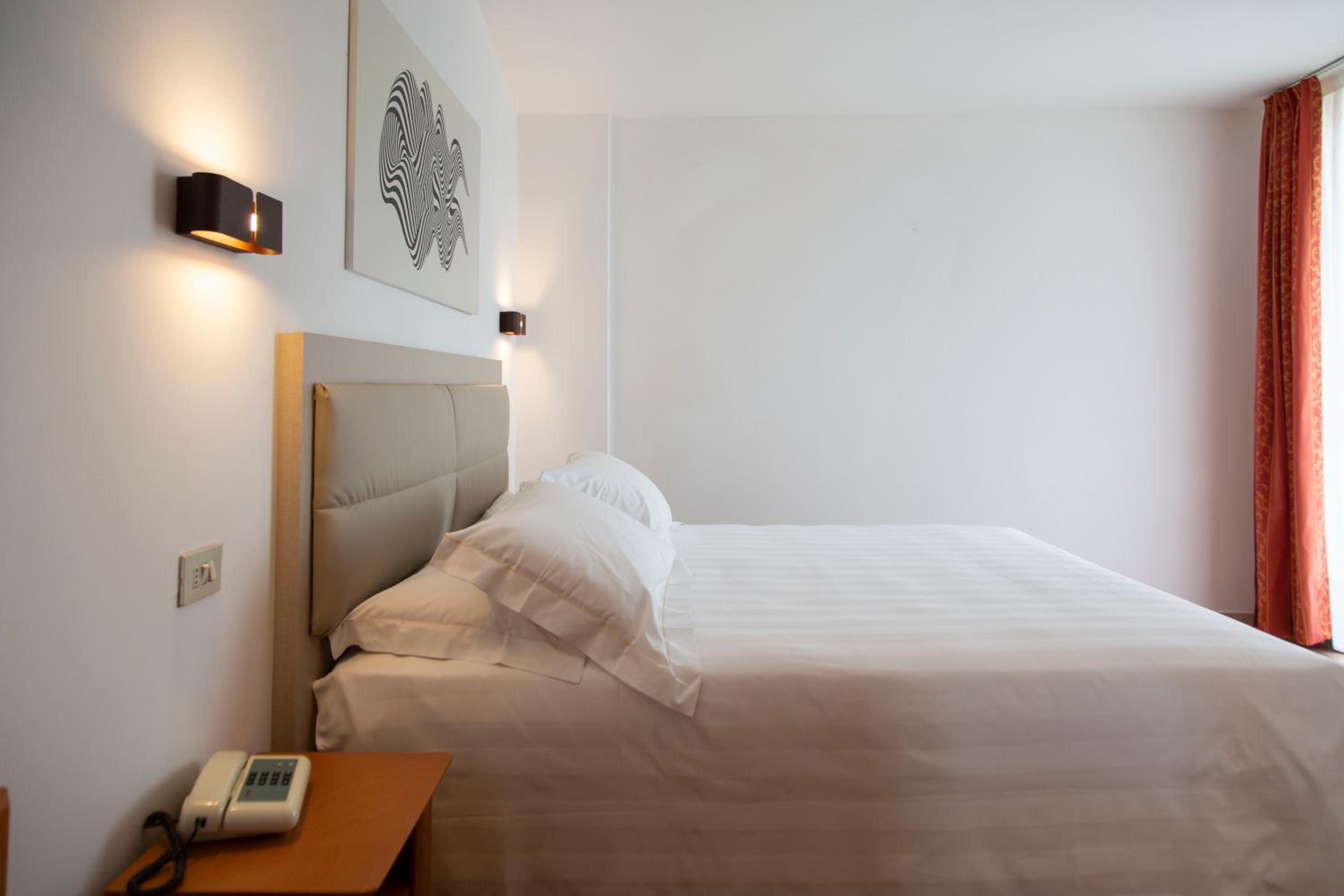 Double or Twin Room with Lake View photo 2