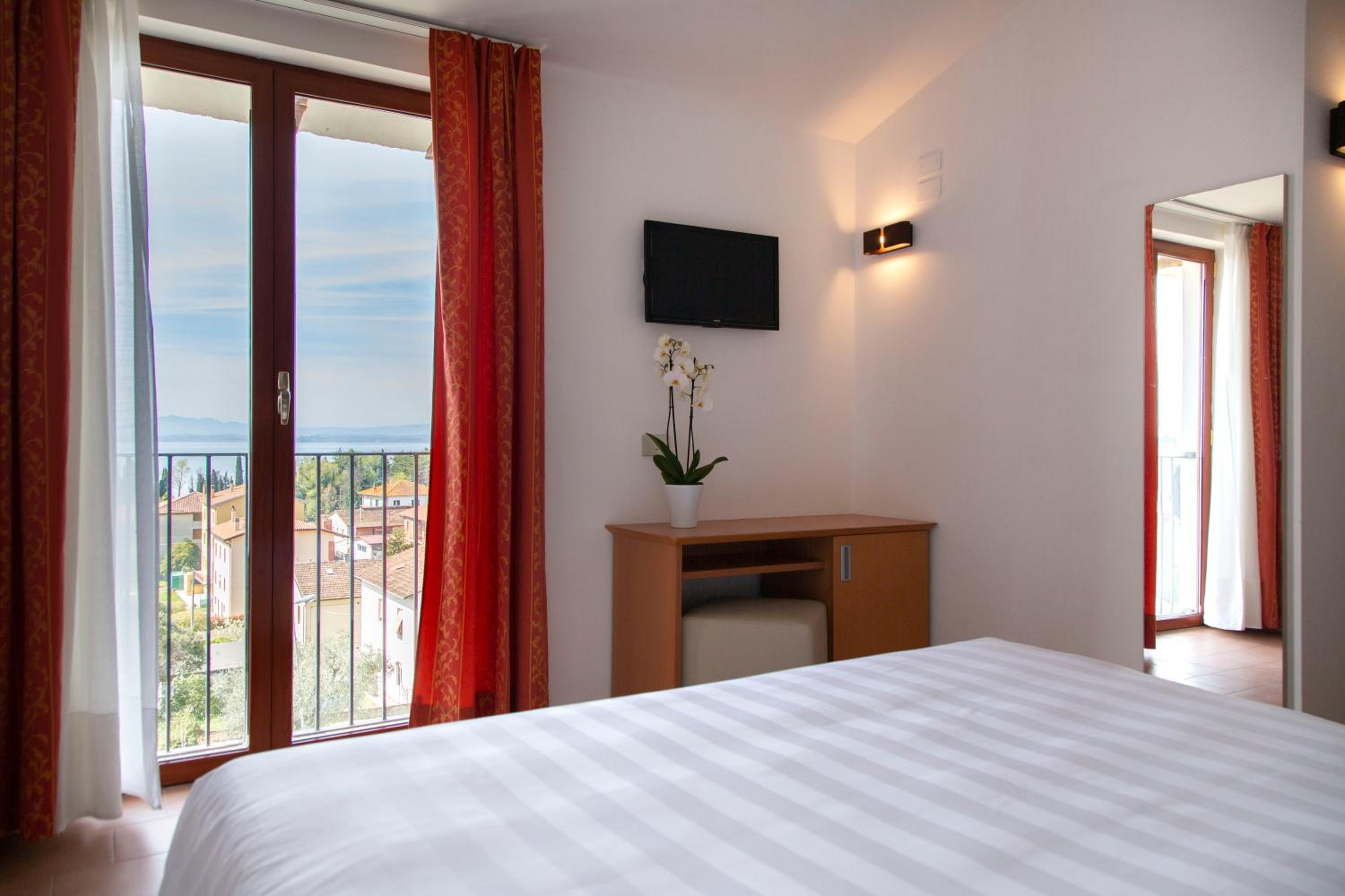 Double or Twin Room with Lake View photo 1
