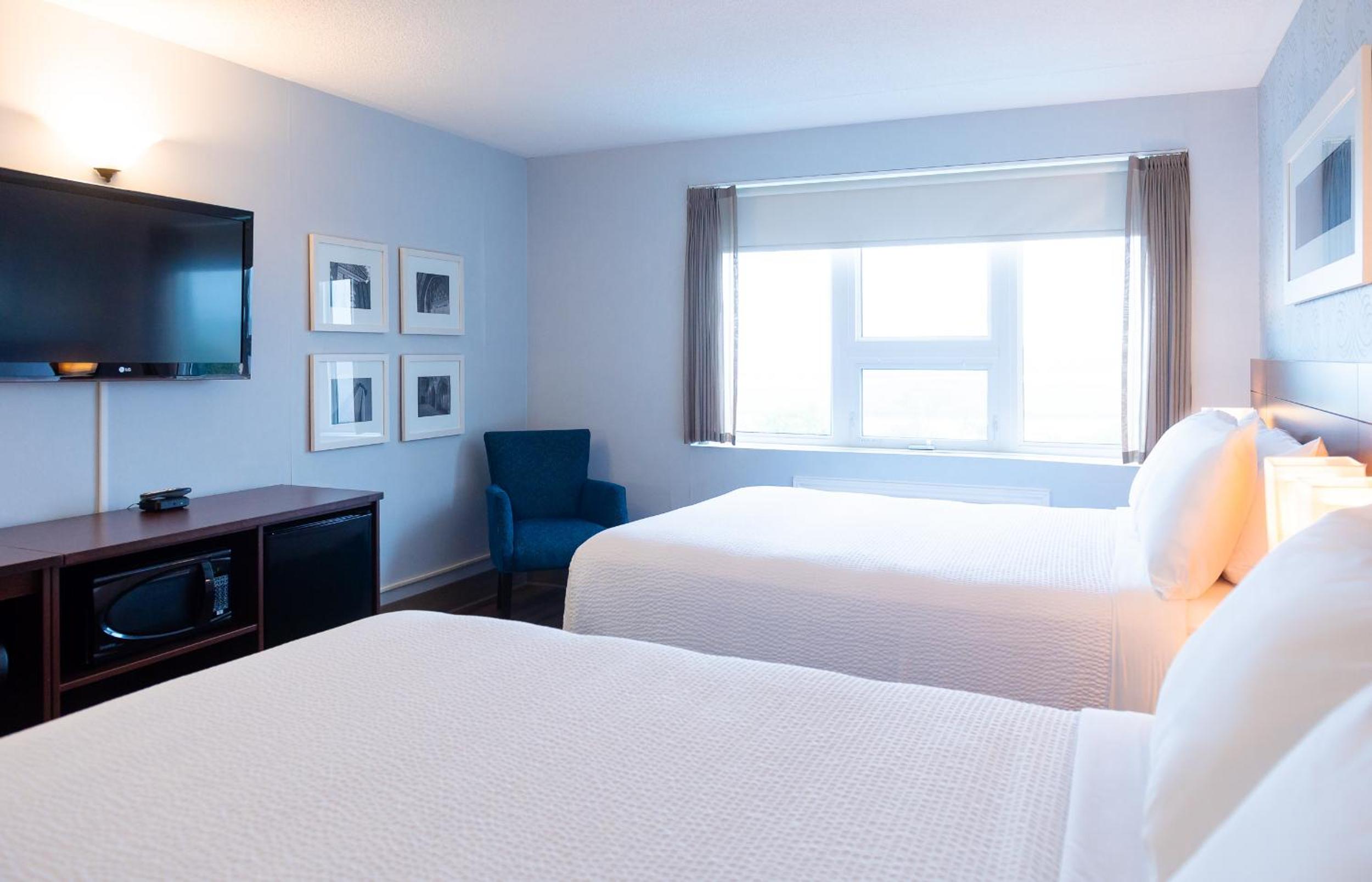 Standard Queen Room with Two Queen Beds - Photo 2