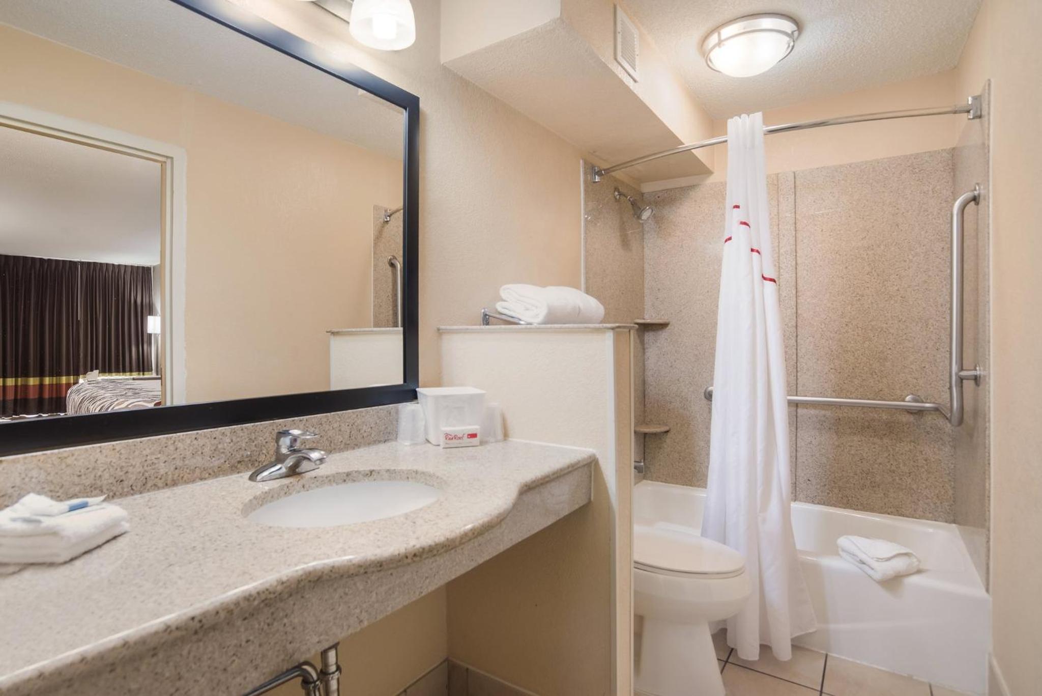 Deluxe King Room Disability Access Non-Smoking - Photo 4