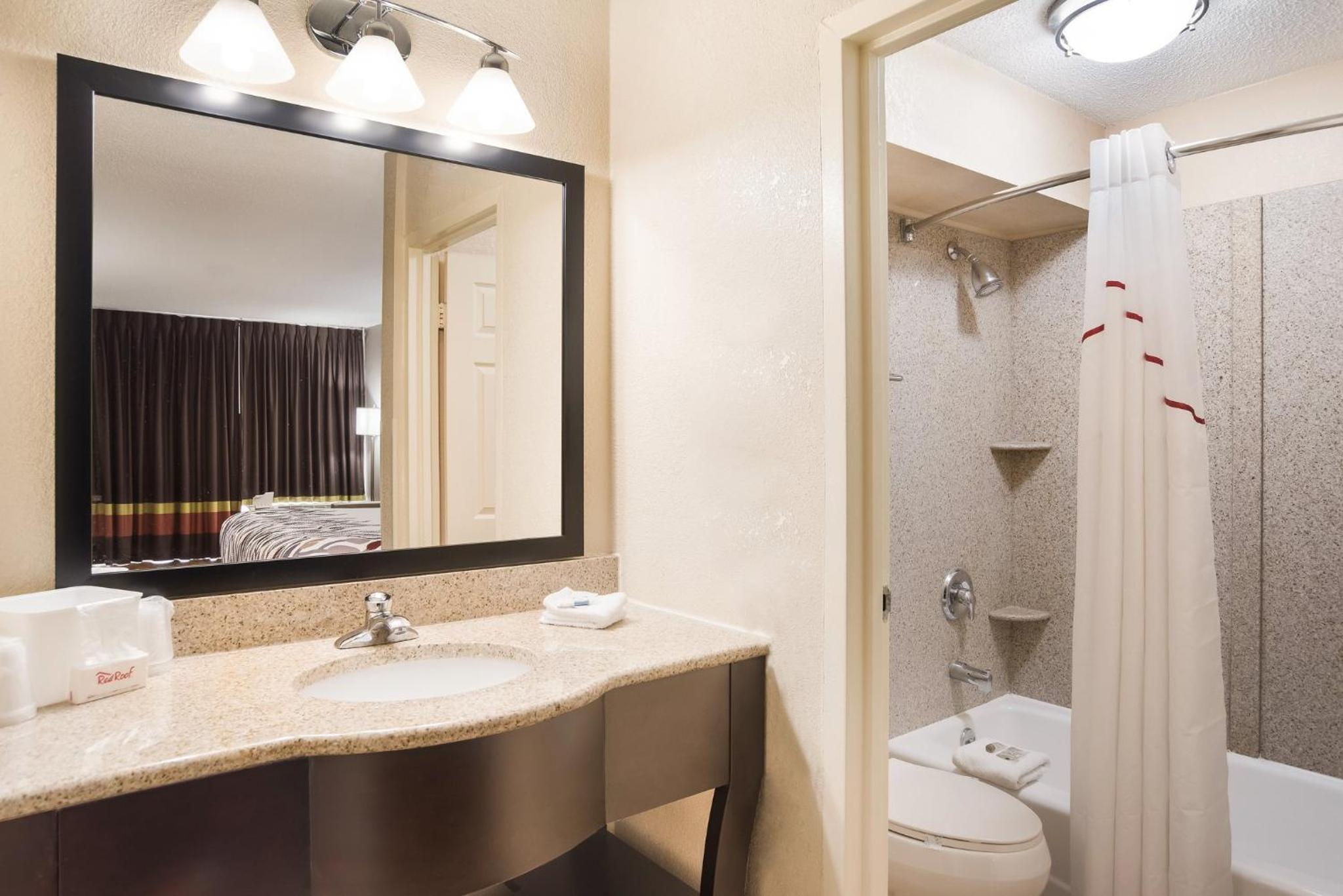 Deluxe King Room Disability Access Roll-ln Shower Non-Smoking - Photo 7