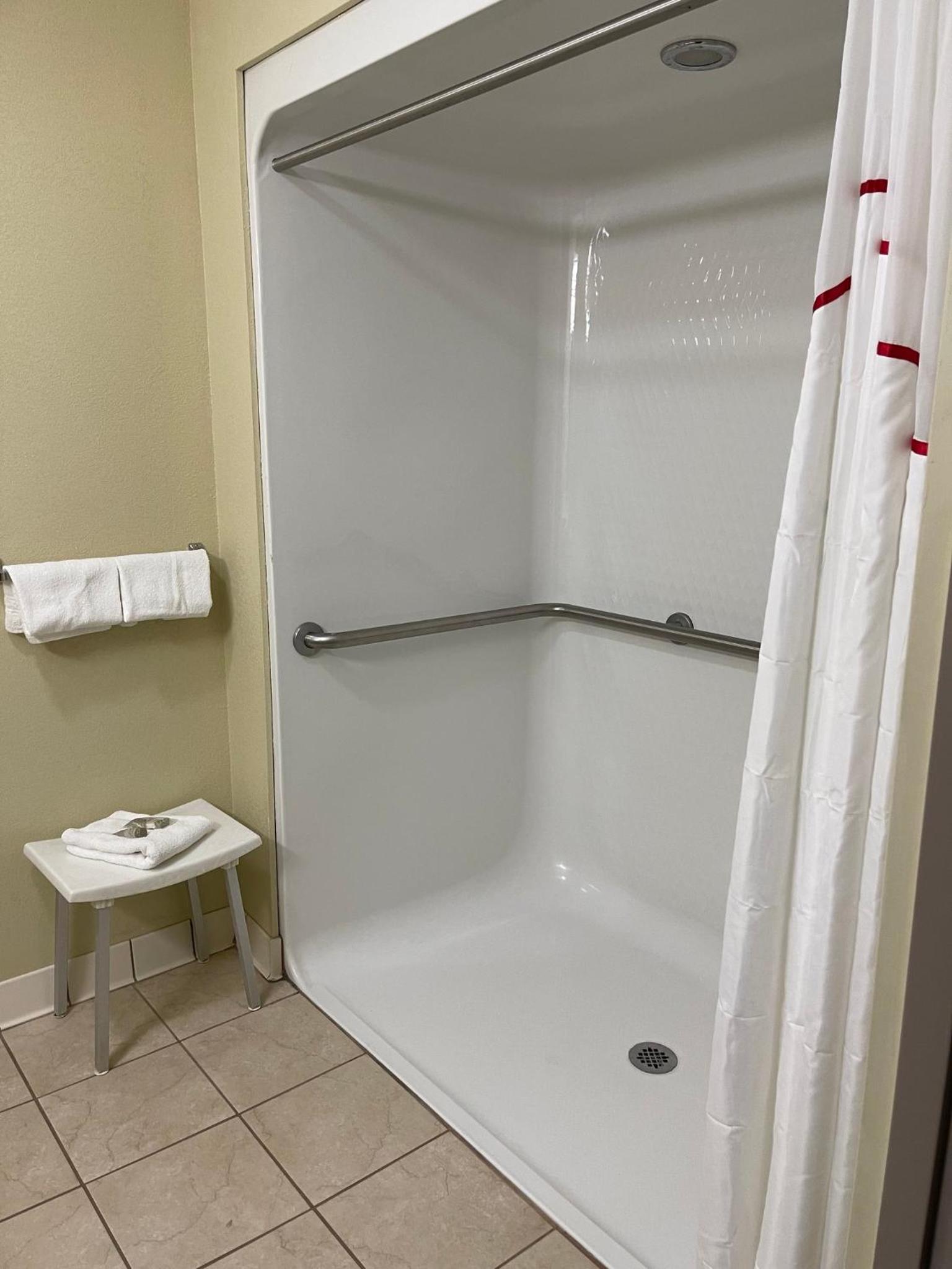 Deluxe King Room Disability Access Roll-ln Shower Non-Smoking - Photo 2